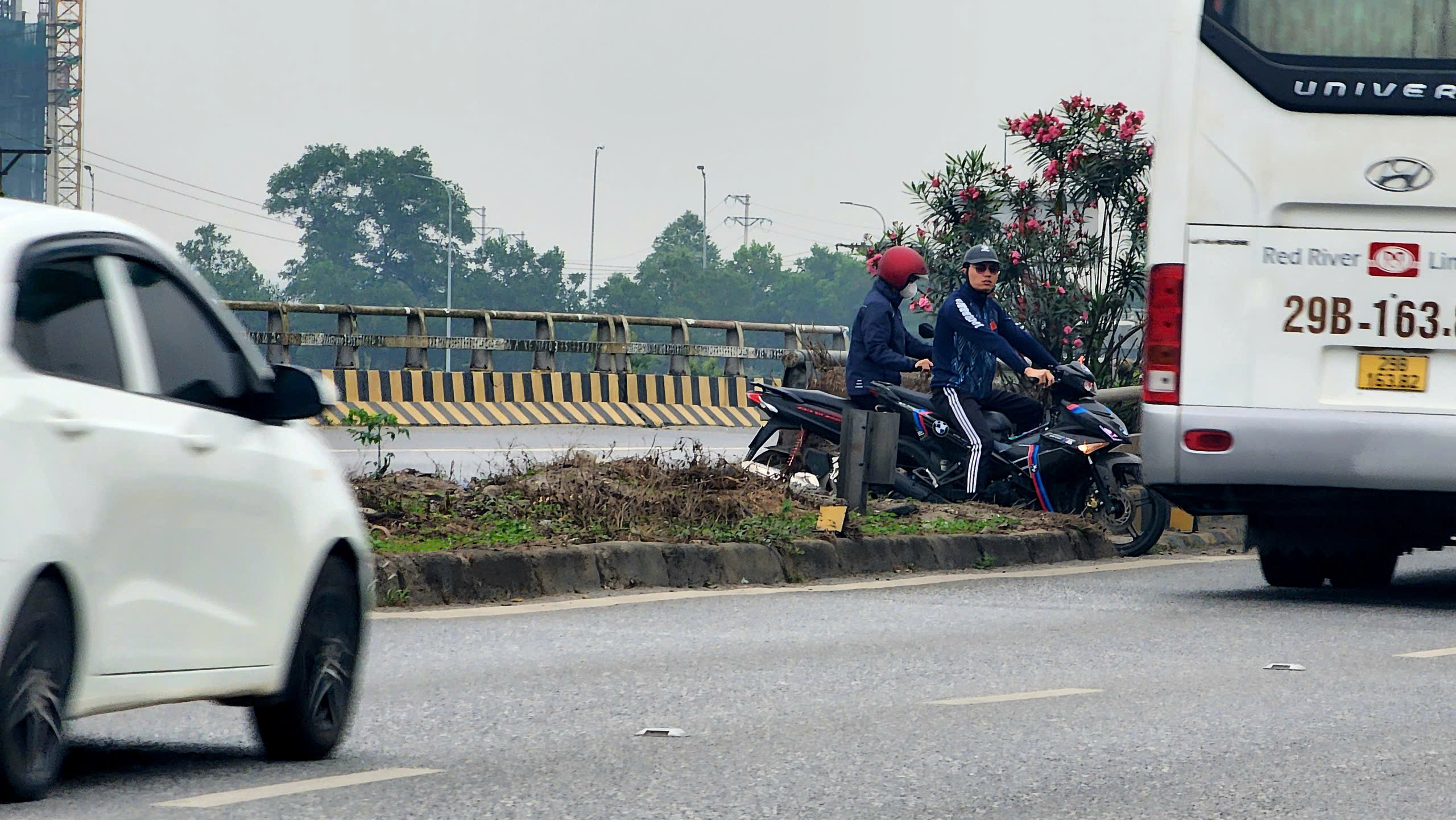 Bắc Ninh: Xe m&aacute;y ngang nhi&ecirc;n đi ngược chiều, quay đầu tr&aacute;i ph&eacute;p tr&ecirc;n QL18- Ảnh 5.