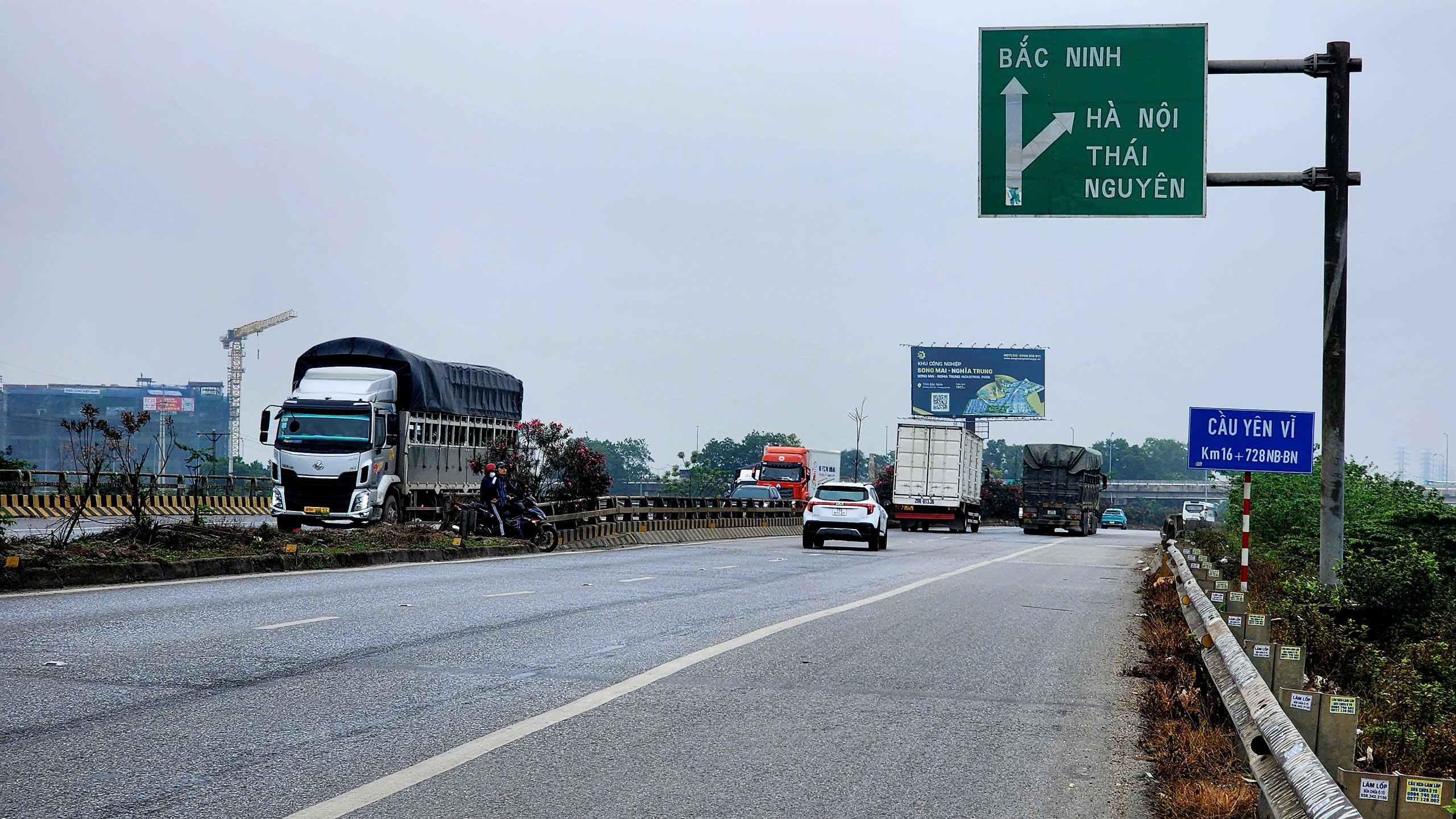 Bắc Ninh: Xe m&aacute;y ngang nhi&ecirc;n đi ngược chiều, quay đầu tr&aacute;i ph&eacute;p tr&ecirc;n QL18- Ảnh 7.