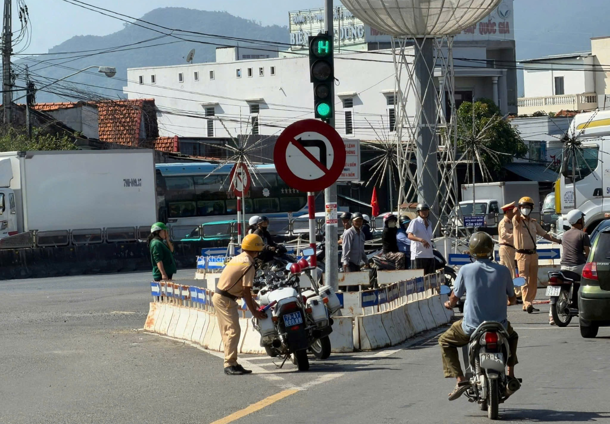 Va chạm với xe đầu k&eacute;o, người phụ nữ đi xe đạp điện tử vong- Ảnh 1.