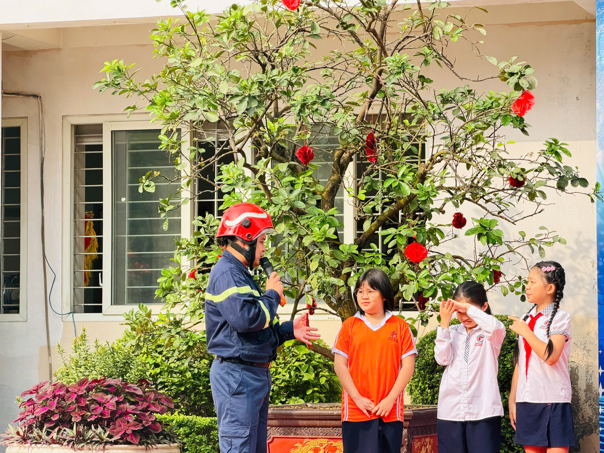 Hơn 1.100 học sinh H&agrave; Nội được hướng dẫn kỹ năng ph&ograve;ng ch&aacute;y, tho&aacute;t nạn- Ảnh 7.
