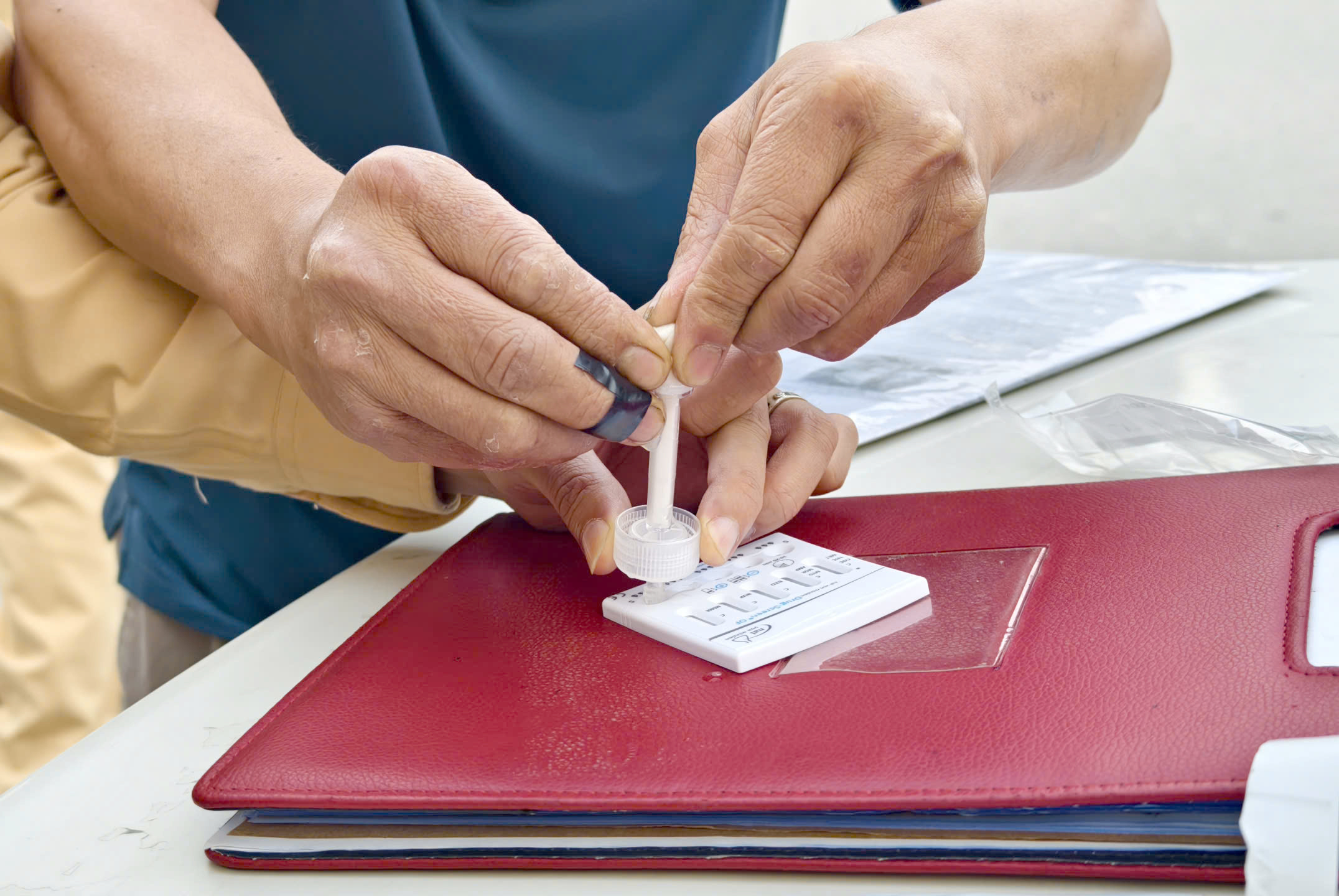Cảnh s&aacute;t H&agrave; Nội test ma t&uacute;y v&agrave; nồng độ cồn t&agrave;i xế, siết chặt an to&agrave;n xe đưa đ&oacute;n học sinh- Ảnh 4.