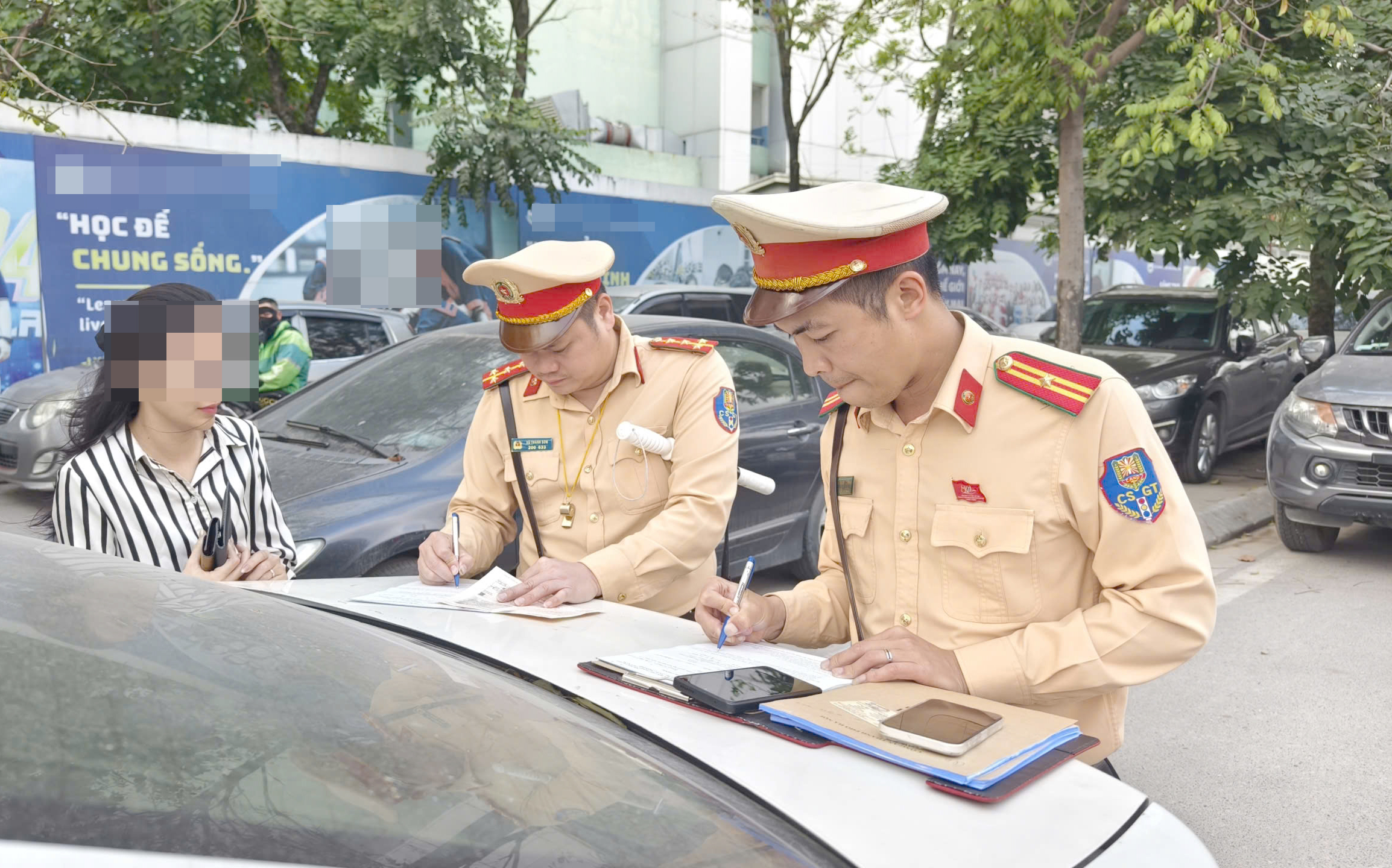 Cảnh s&aacute;t H&agrave; Nội test ma t&uacute;y v&agrave; nồng độ cồn t&agrave;i xế, siết chặt an to&agrave;n xe đưa đ&oacute;n học sinh- Ảnh 8.