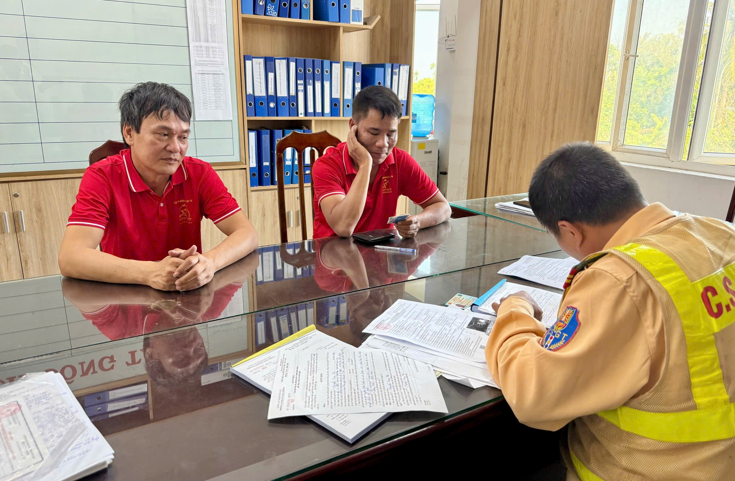 Huế: Ph&aacute;t hiện xe kh&aacute;ch bị tước chứng nhận kiểm định vẫn chở kh&aacute;ch tuyến Nam - Bắc- Ảnh 1.