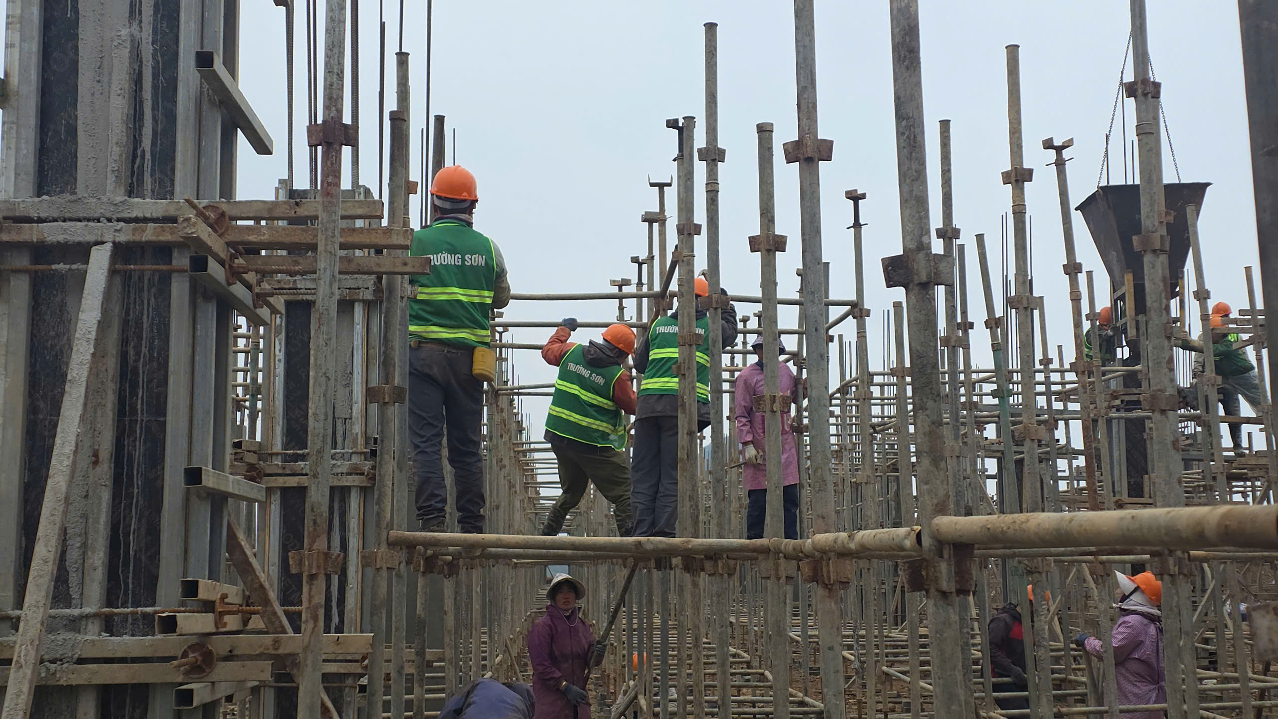 Gian nan ở công trình xây trường học vùng biên giới Lào Cai- Ảnh 1. Gian nan ở công trình xây trường học vùng biên giới Lào Cai- Ảnh 1.