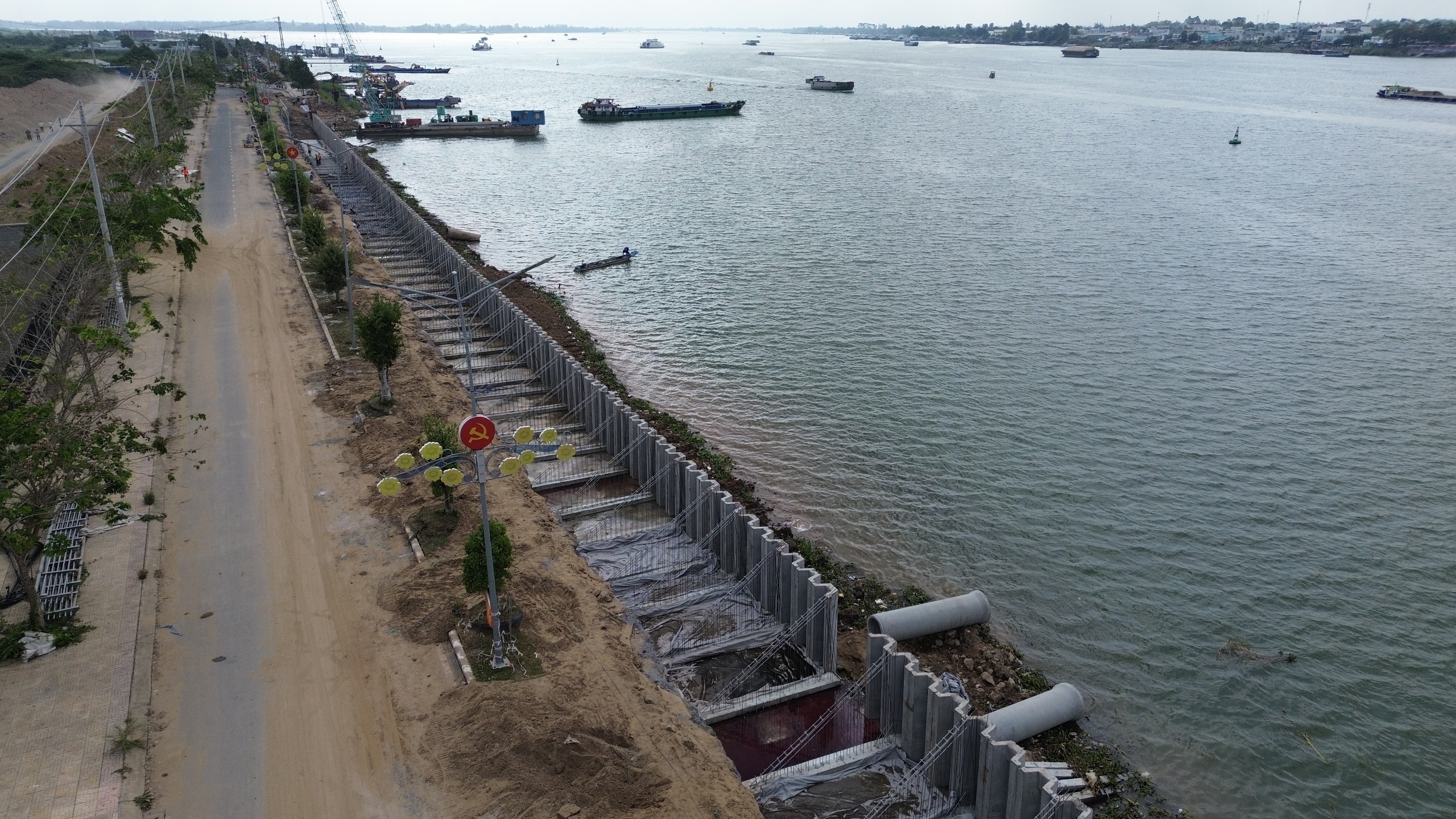 Đồng Th&aacute;p: Tăng tốc thi c&ocirc;ng dự &aacute;n chống sạt lở bờ k&egrave; s&ocirc;ng Tiền- Ảnh 2.
