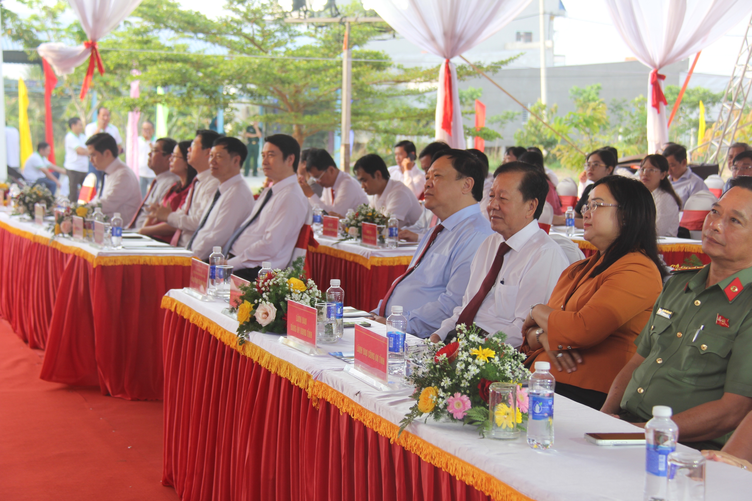 Nhiều địa phương đồng loạt khởi c&ocirc;ng trường nội tr&uacute; cho c&aacute;c x&atilde; bi&ecirc;n giới- Ảnh 14.