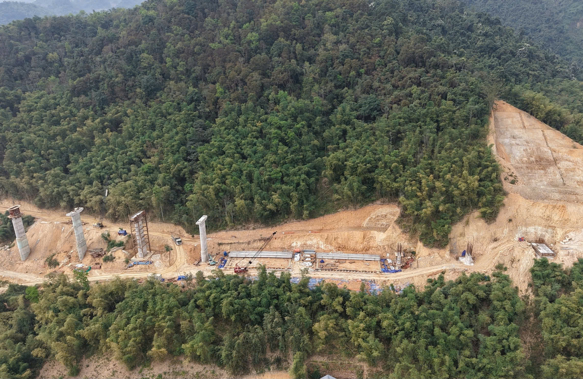 Phú Thọ: Quyết liệt đẩy nhanh GPMB, tiến độ thi công dự án cao tốc Hòa Bình - Mộc Châu- Ảnh 1. Phú Thọ: Quyết liệt đẩy nhanh GPMB, tiến độ thi công dự án cao tốc Hòa Bình - Mộc Châu- Ảnh 1.