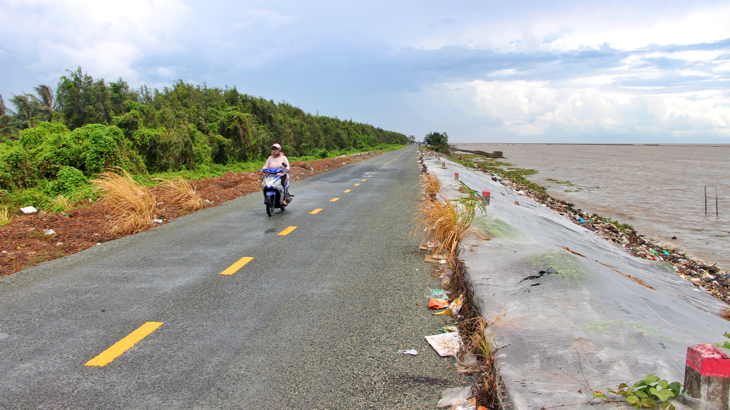 C&agrave; Mau: Giảm tải trọng xe lưu th&ocirc;ng tr&ecirc;n tuyến đ&ecirc; biển T&acirc;y- Ảnh 2.