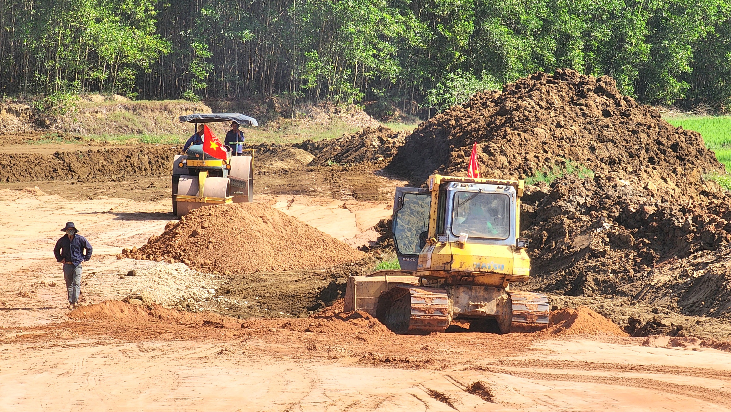 Quảng Ng&atilde;i: Mặt bằng x&ocirc;i đỗ, dự &aacute;n đường 3.500 tỷ đồng triển khai &igrave; ạch- Ảnh 2.
