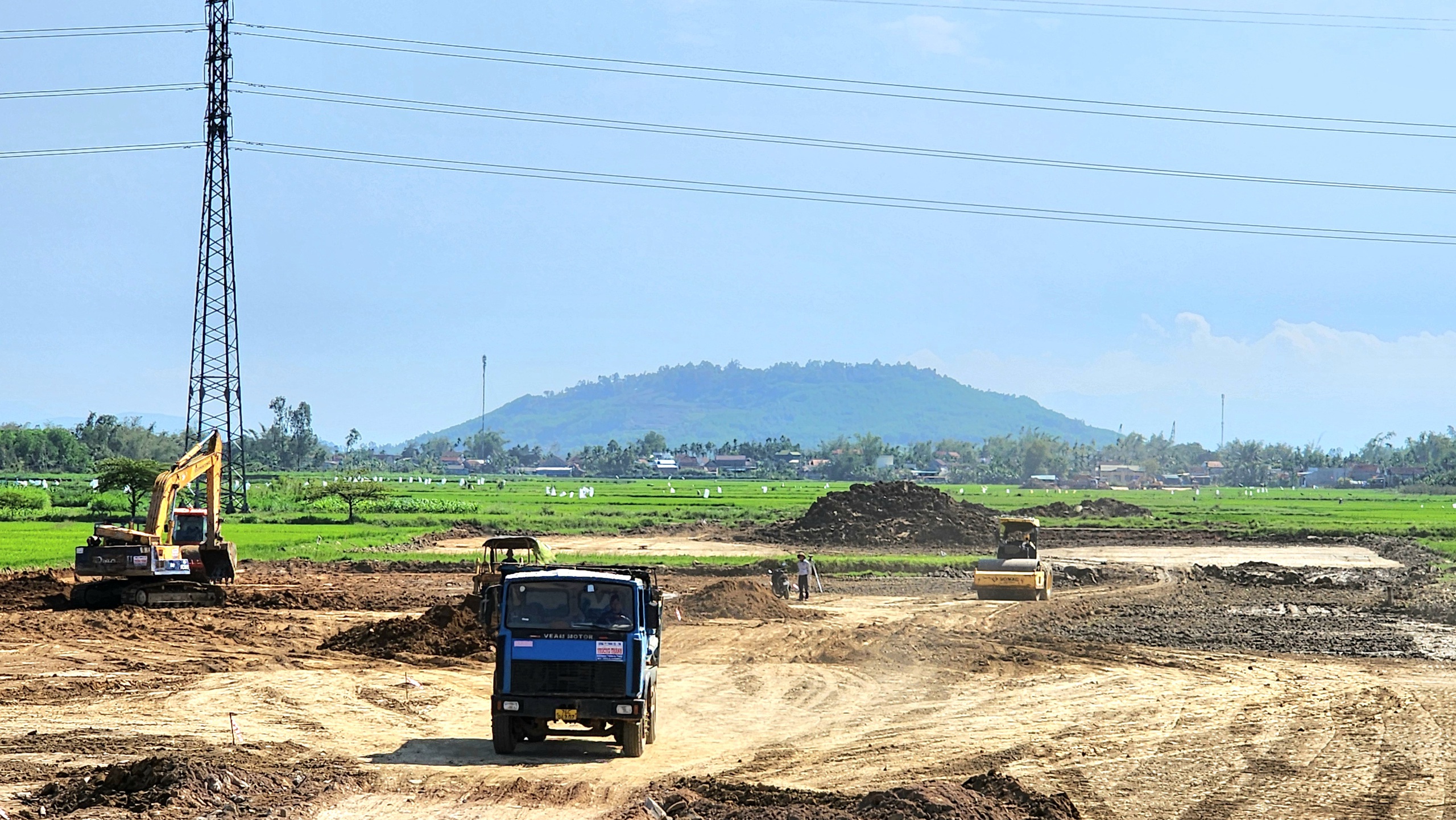 Quảng Ng&atilde;i: Mặt bằng x&ocirc;i đỗ, dự &aacute;n đường 3.500 tỷ đồng triển khai &igrave; ạch- Ảnh 1.