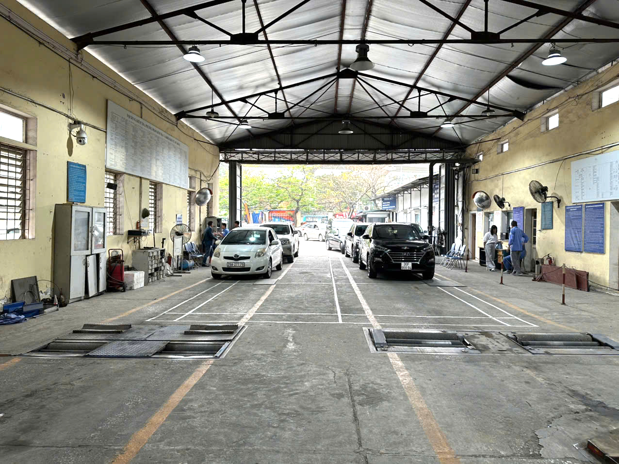 Ng&agrave;y đầu kiểm định kh&iacute; thải theo quy tr&igrave;nh mới: Chủ xe phấn khởi, nhiều xe đạt chuẩn cao- Ảnh 8.