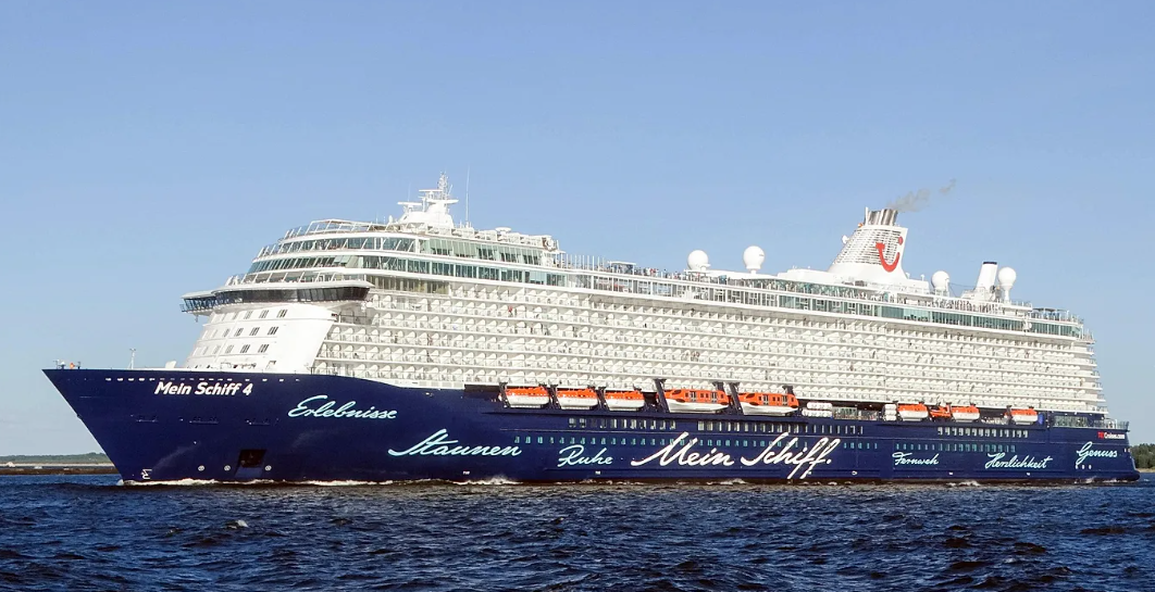 Nhiều du thuyền mắc kẹt giữa xung đột ở Vịnh Ba Tư- Ảnh 1.