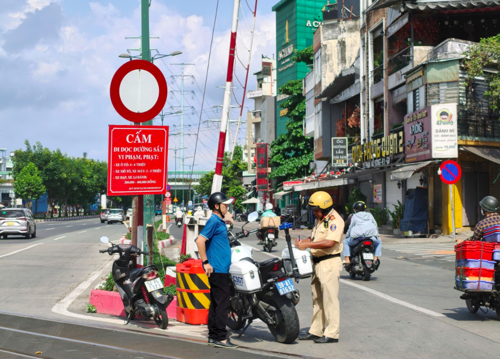 TP.HCM: Xử l&yacute; hơn 100 xe m&aacute;y vi phạm biển cấm ở giao lộ Phạm Văn Đồng - đường sắt Bắc Nam- Ảnh 1.