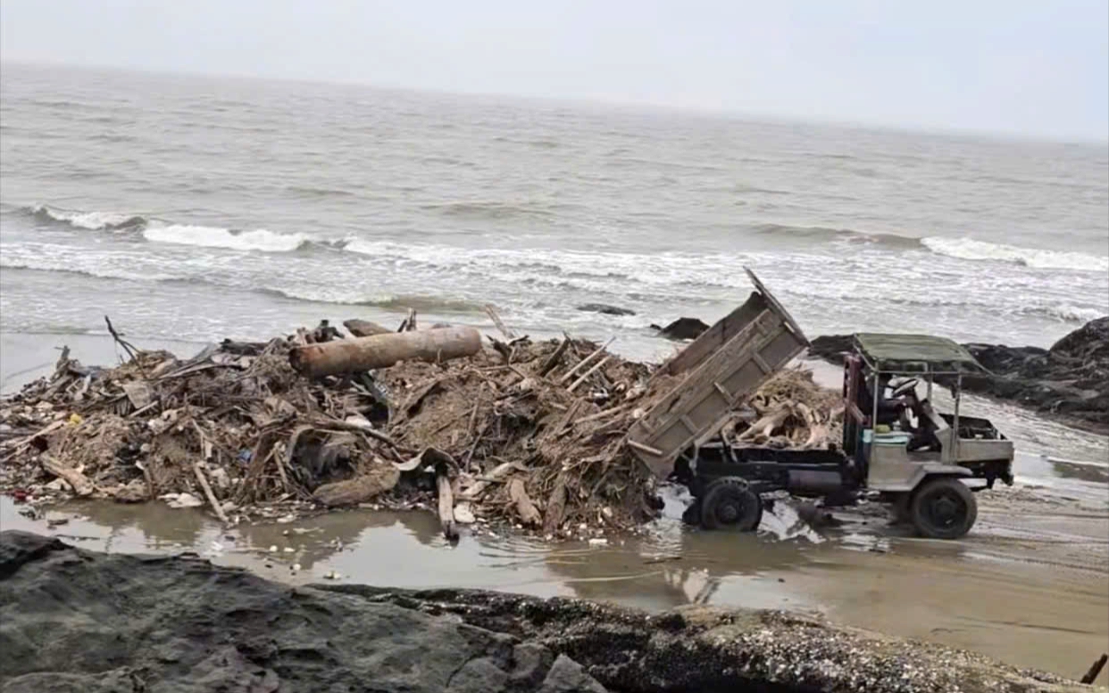 Triệt phá đường dây đổ thải trái phép quy mô lớn, thu lợi hàng tỷ đồng- Ảnh 4. Thanh Hóa: Xác minh clip nhiều xe tải dọn rác đổ thải ra biển