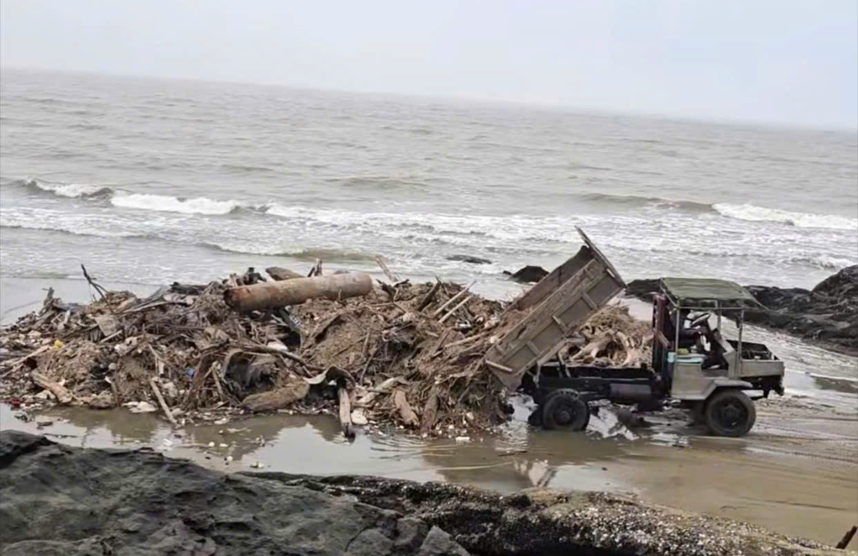 Thanh H&oacute;a: X&aacute;c minh clip nhiều xe tải dọn r&aacute;c đổ thải ra biển- Ảnh 1.