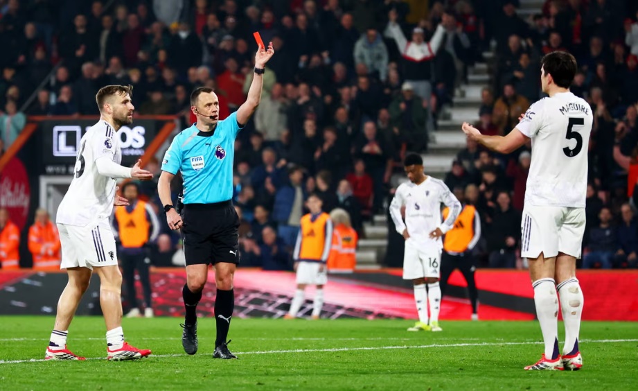 Harry Maguire nhận thẻ đỏ, MU bị Bournemouth cầm hòa đáng tiếc- Ảnh 2. Harry Maguire nhận thẻ đỏ, MU bị Bournemouth cầm hòa đáng tiếc- Ảnh 2.