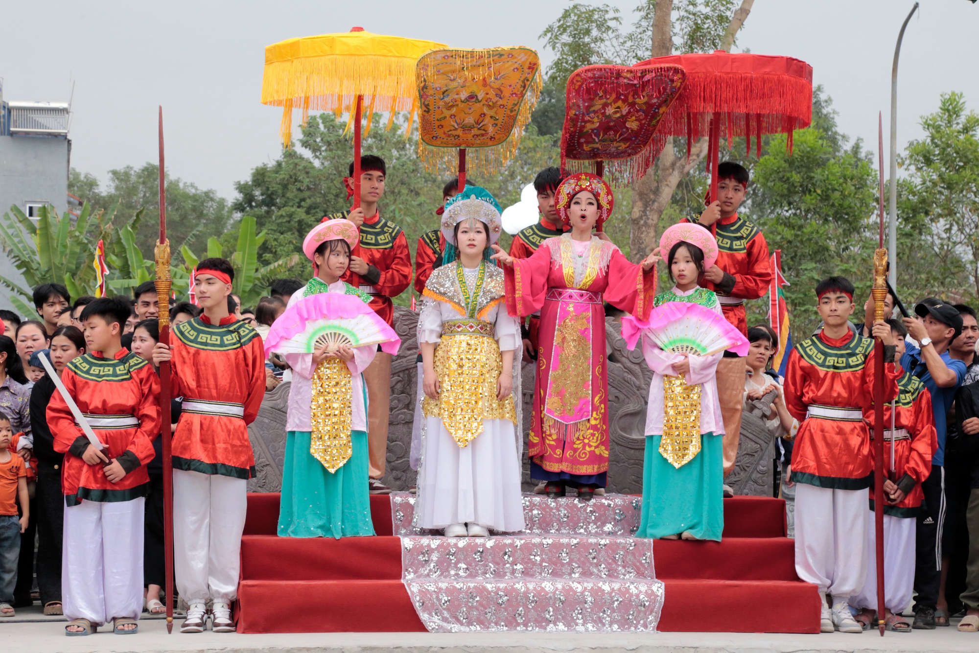 Độc đ&aacute;o lễ hội k&eacute;n rể Đường Y&ecirc;n ở H&agrave; Nội- Ảnh 1.