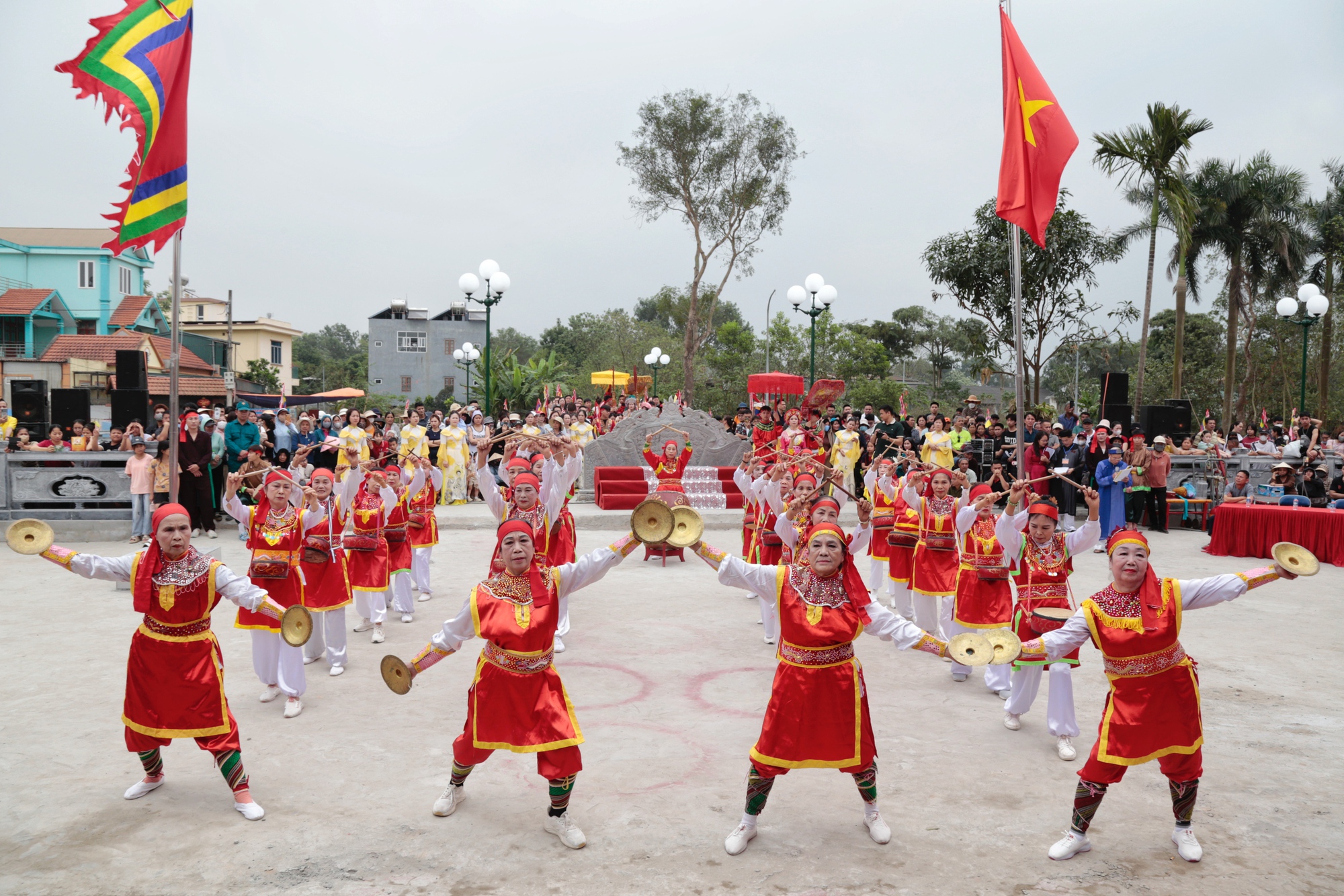 Độc đ&aacute;o lễ hội k&eacute;n rể Đường Y&ecirc;n ở H&agrave; Nội- Ảnh 3.