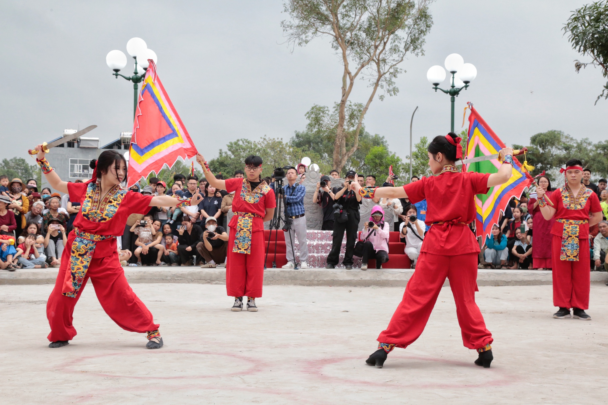 Độc đ&aacute;o lễ hội k&eacute;n rể Đường Y&ecirc;n ở H&agrave; Nội- Ảnh 4.