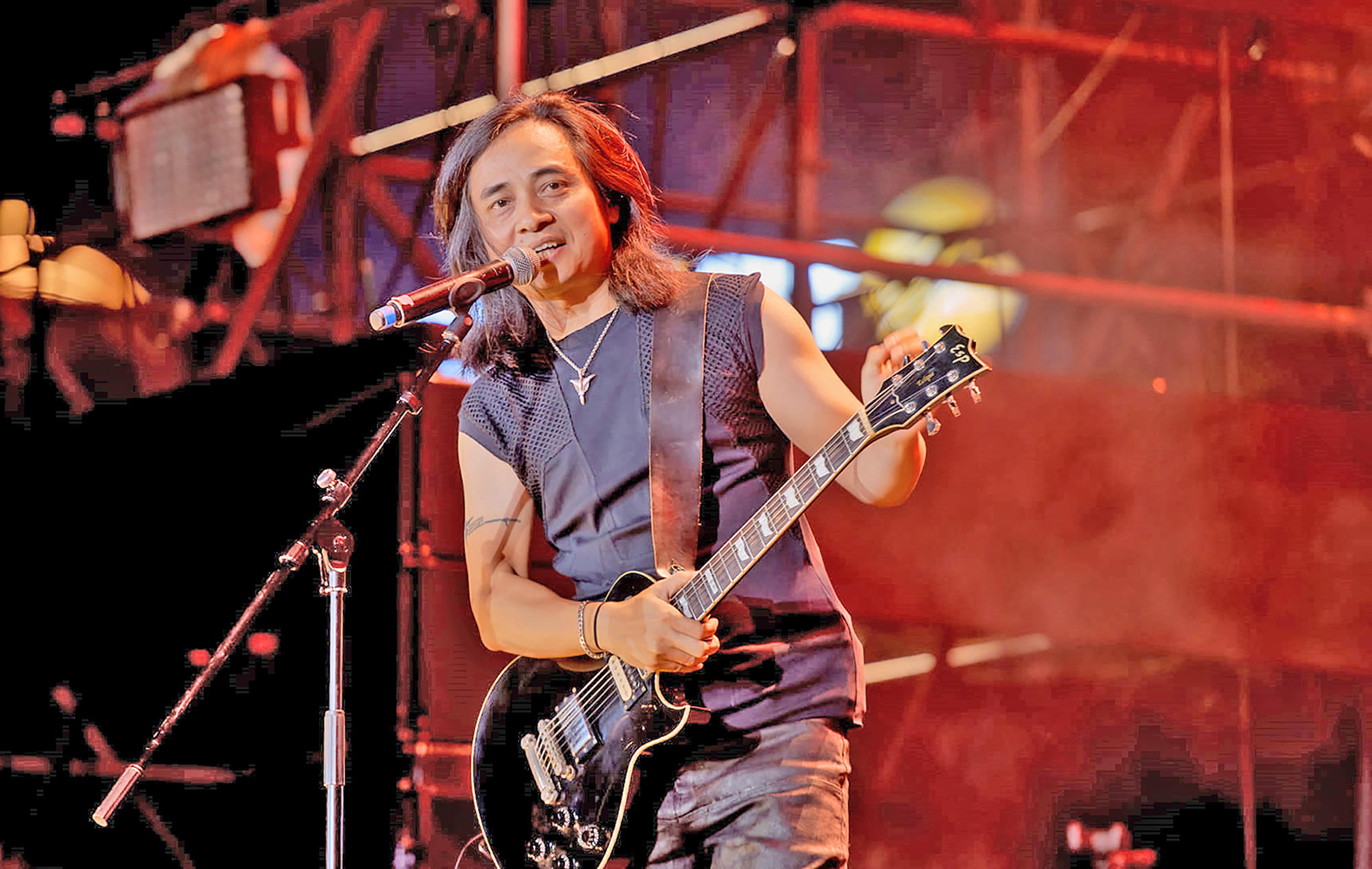 Guitarist Trần Tuấn H&ugrave;ng:  &ldquo;Chất&rdquo; của Bức Tường 
l&agrave; sự ch&acirc;n th&agrave;nh- Ảnh 1.