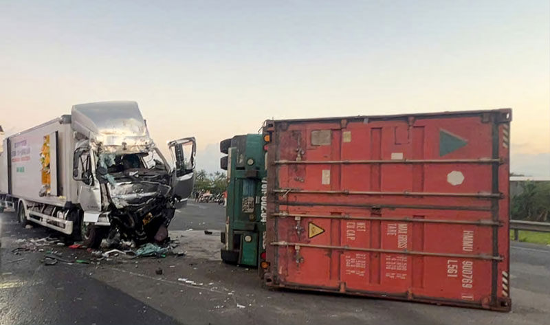 Chiếc xe container lật nghiêng sau vụ tai nạn - Ảnh: Minh Minh. Chiếc xe container lật nghiêng sau vụ tai nạn - Ảnh: Minh Minh.