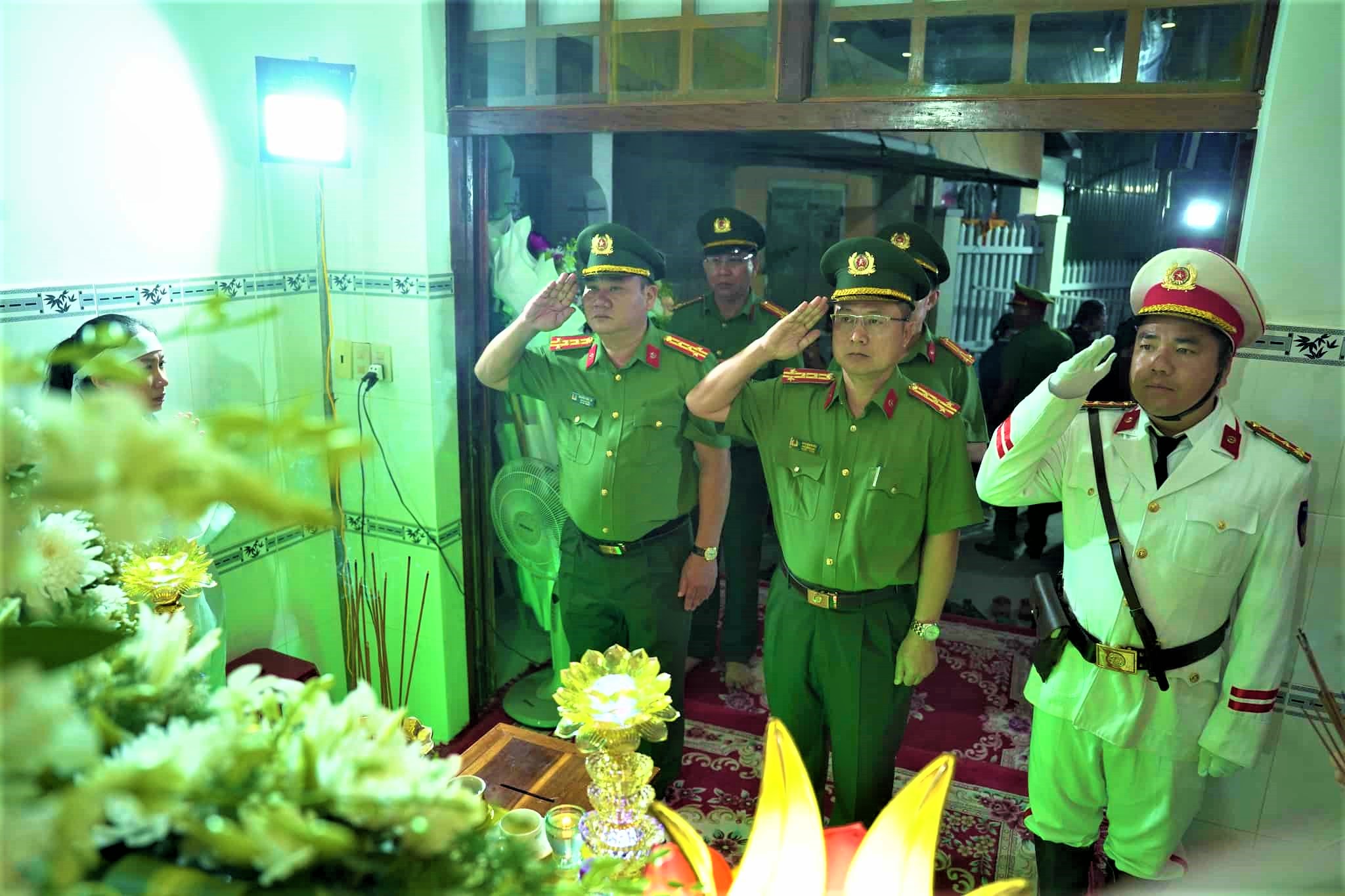 Lãnh đạo tỉnh Khánh Hòa thăm hỏi gia đình đại úy công an hy sinh khi truy quét "cát tặc"- Ảnh 2. Lãnh đạo tỉnh Khánh Hòa thăm hỏi gia đình đại úy công an hy sinh khi truy quét "cát tặc"- Ảnh 2.