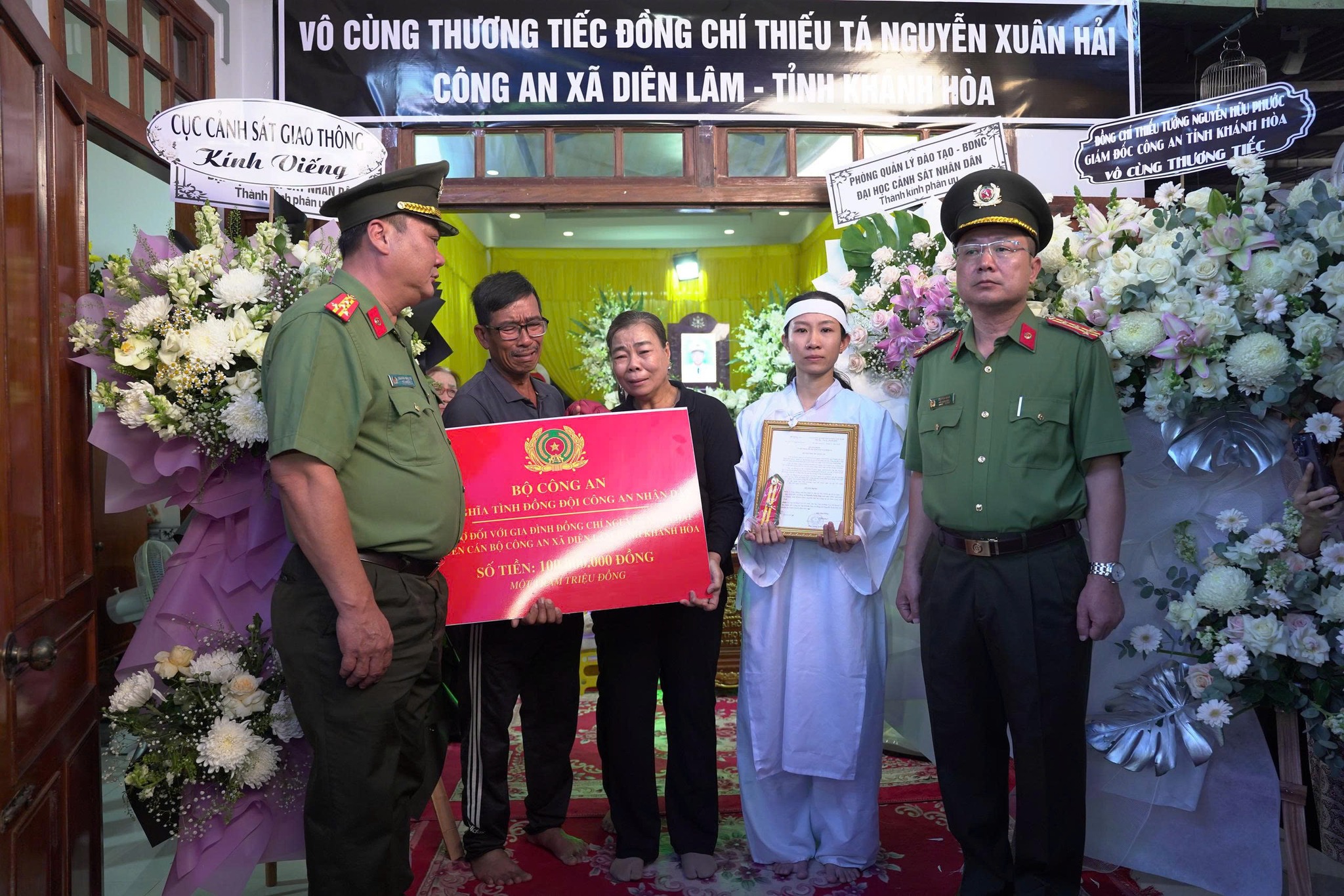 Xót cảnh con thơ chưa đầy tuổi, cha mẹ già yếu của đại úy hy sinh khi truy quét cát tặc- Ảnh 2. Xót cảnh con thơ chưa đầy tuổi, cha mẹ già yếu của đại úy hy sinh khi truy quét cát tặc- Ảnh 2.