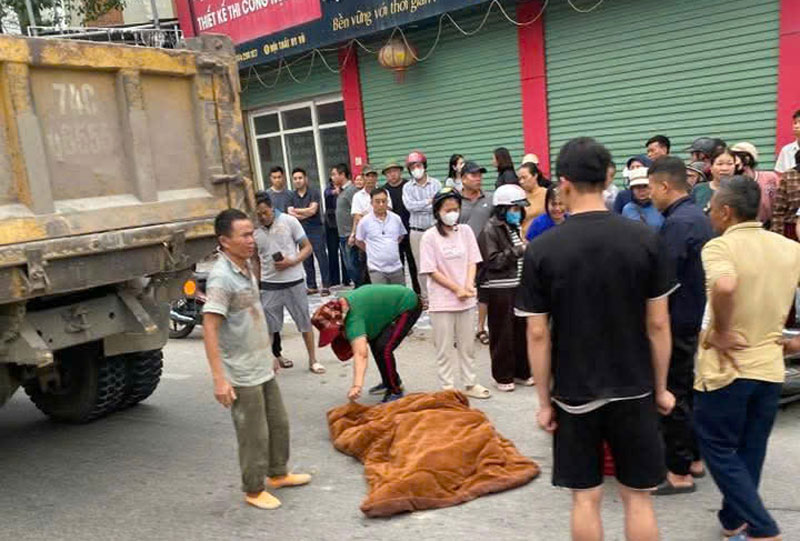 Hiện trường vụ tai nạn thương tâm khiến nữ sinh lớp 8 tử vong. Hiện trường vụ tai nạn thương tâm khiến nữ sinh lớp 8 tử vong.