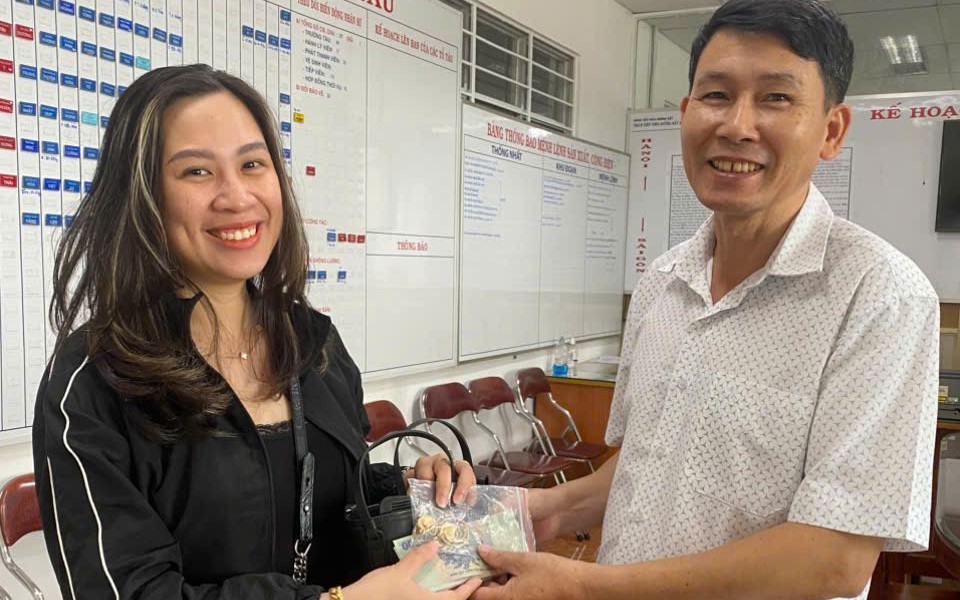 Trả lại t&agrave;i sản hơn 100 triệu đồng cho nữ h&agrave;nh kh&aacute;ch để qu&ecirc;n tr&ecirc;n t&agrave;u
