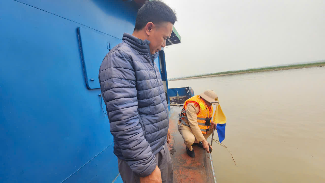 Phú Thọ chủ động bảo đảm an toàn giao thông đường thủy mùa nước cạn- Ảnh 4. Phú Thọ chủ động bảo đảm an toàn giao thông đường thủy mùa nước cạn- Ảnh 4.