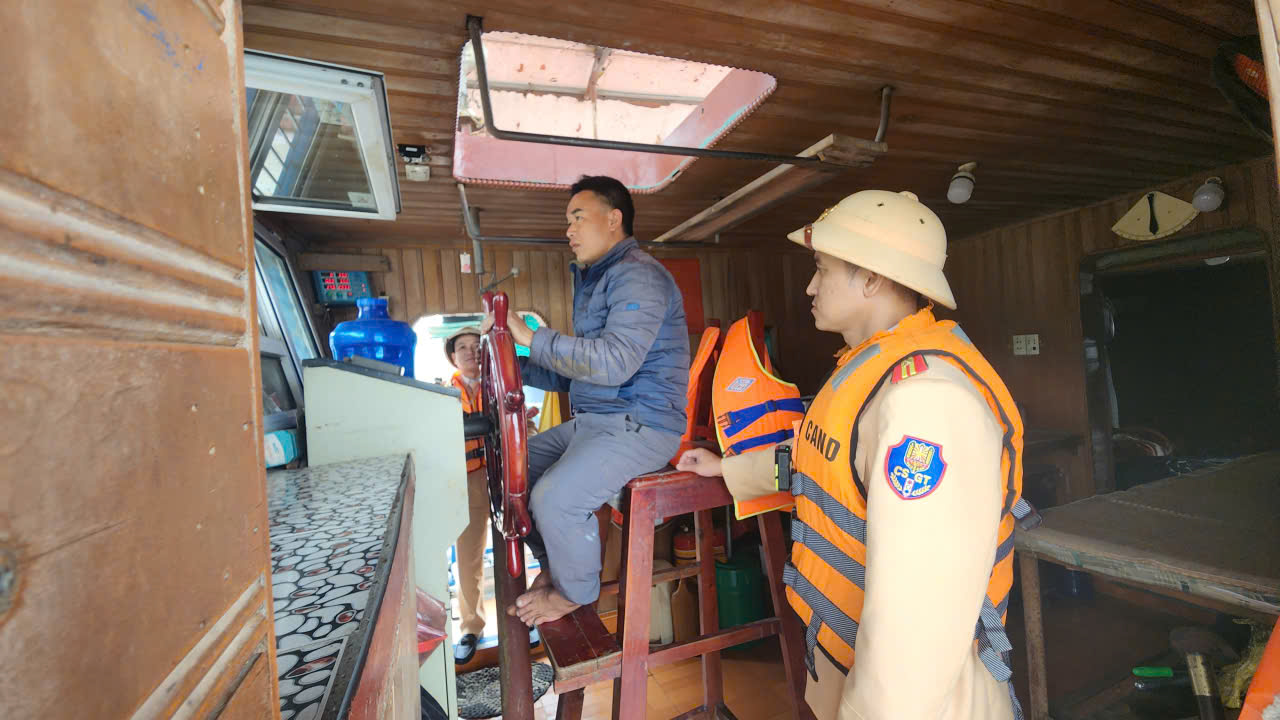 Phú Thọ chủ động bảo đảm an toàn giao thông đường thủy mùa nước cạn- Ảnh 6. Phú Thọ chủ động bảo đảm an toàn giao thông đường thủy mùa nước cạn- Ảnh 6.