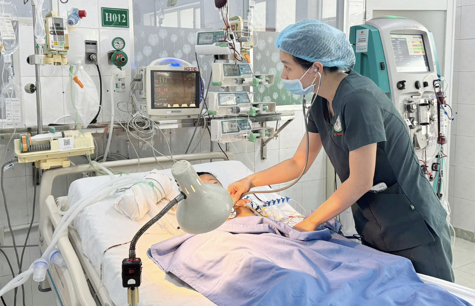 B&eacute; 3 tuổi ở Đồng Nai nguy kịch do d&ugrave;ng thuốc hạ sốt qu&aacute; liều- Ảnh 1.