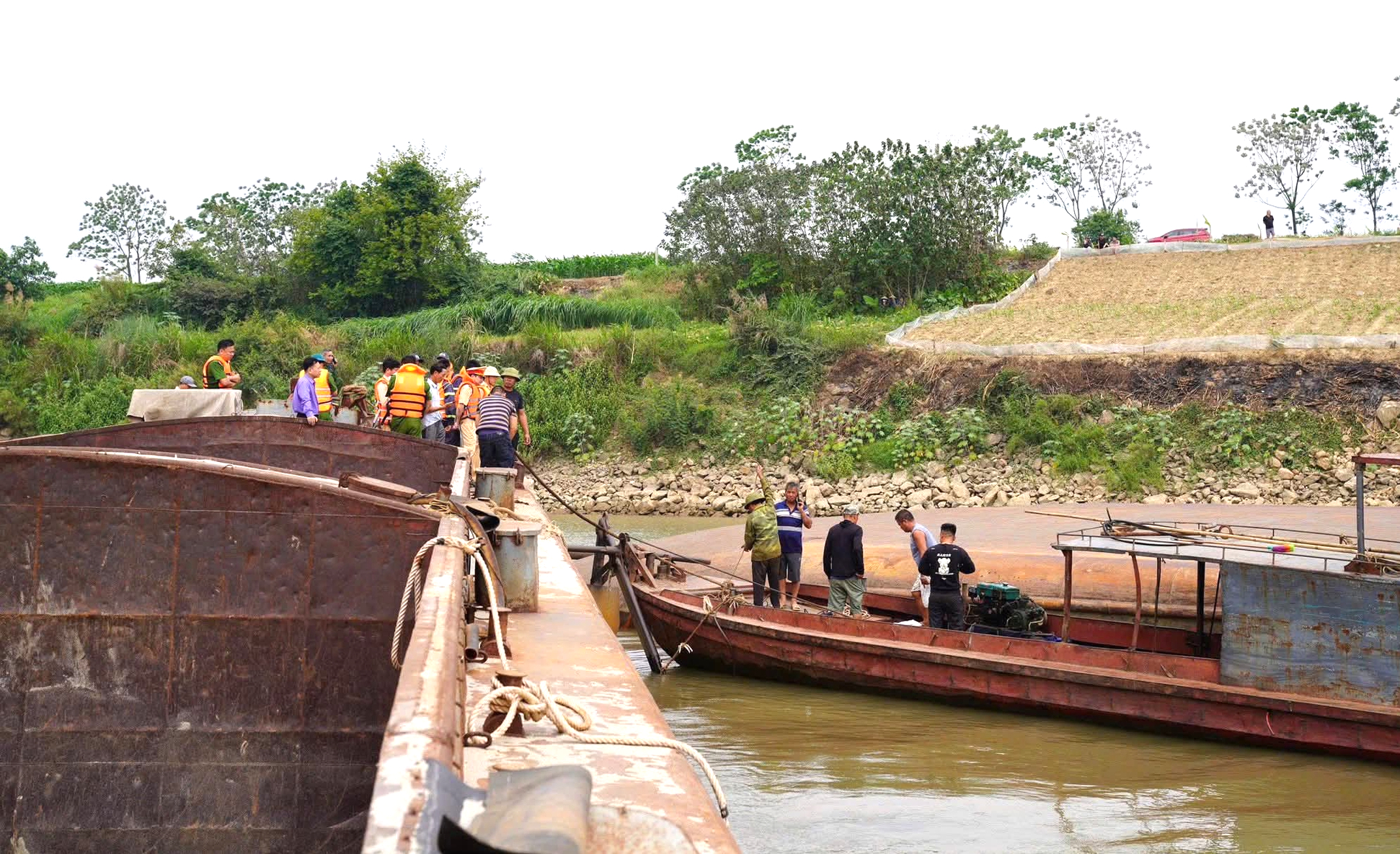 Nỗ lực t&igrave;m kiếm nạn nh&acirc;n vụ ch&igrave;m t&agrave;u tr&ecirc;n s&ocirc;ng Hồng ở Ph&uacute; Thọ- Ảnh 2.