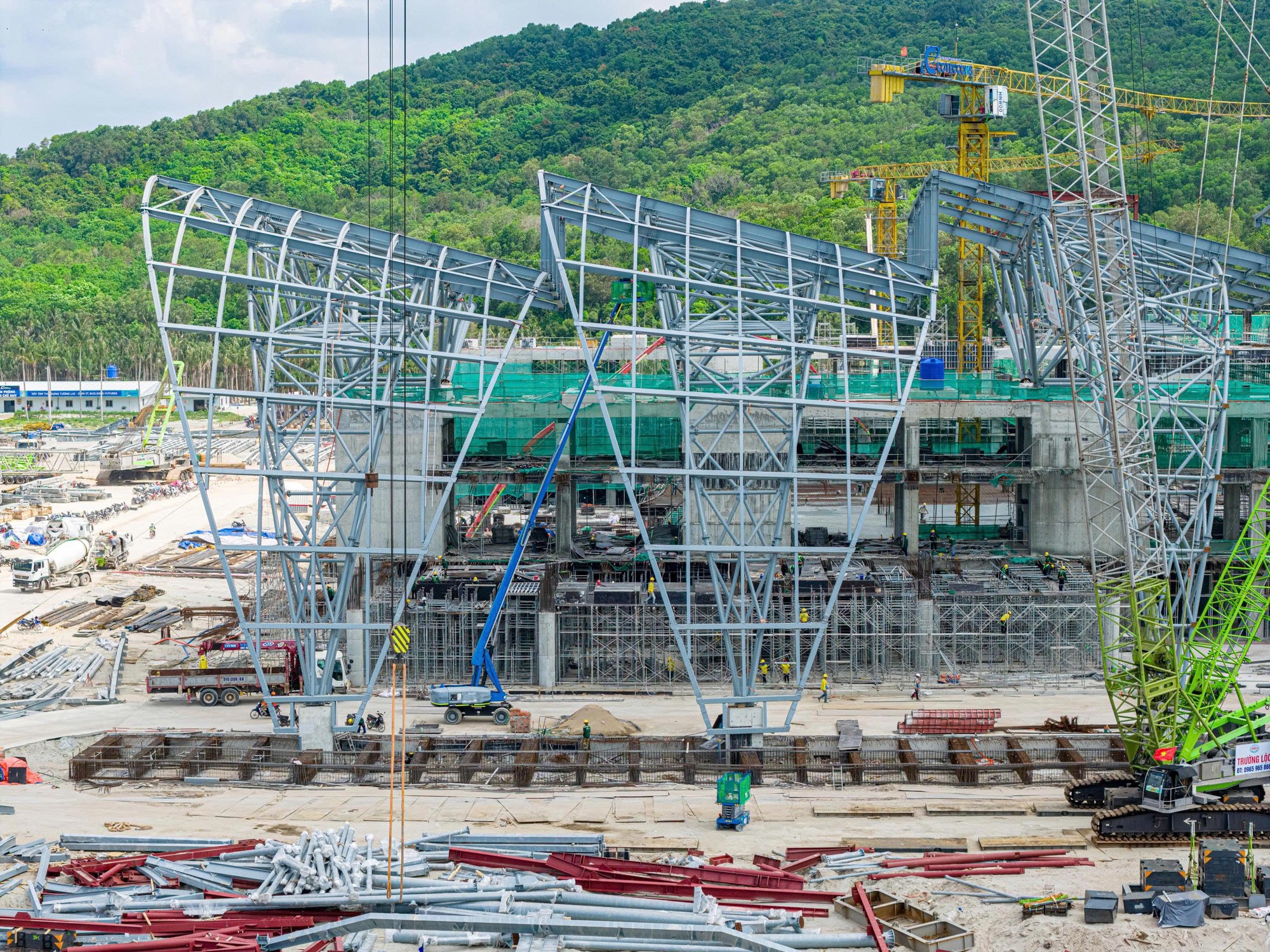 Cận cảnh m&aacute;i v&ograve;m th&eacute;p chữ U tại Trung t&acirc;m Hội nghị APEC Ph&uacute; Quốc- Ảnh 3.