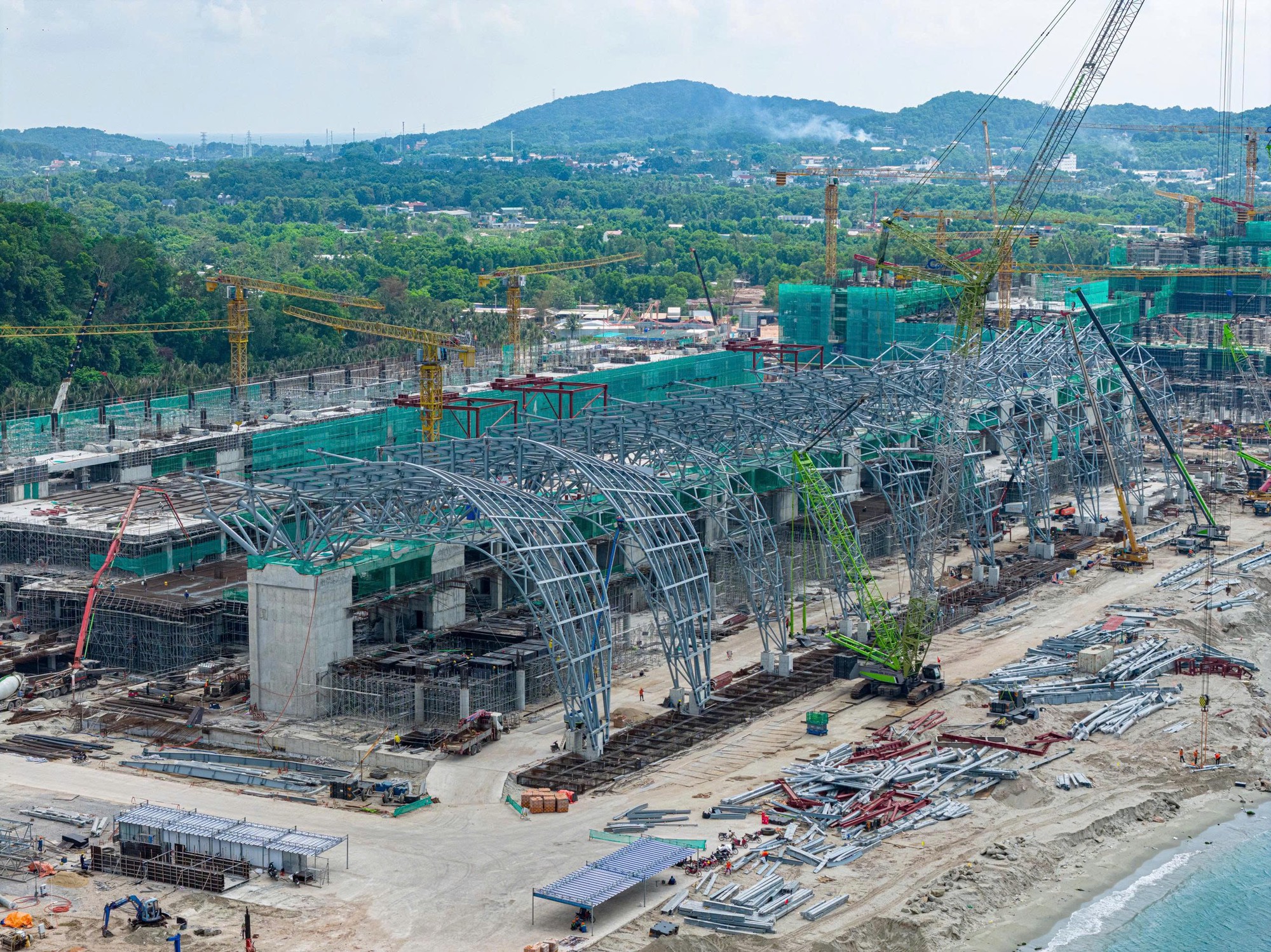 Cận cảnh m&aacute;i v&ograve;m th&eacute;p chữ U tại Trung t&acirc;m Hội nghị APEC Ph&uacute; Quốc- Ảnh 2.