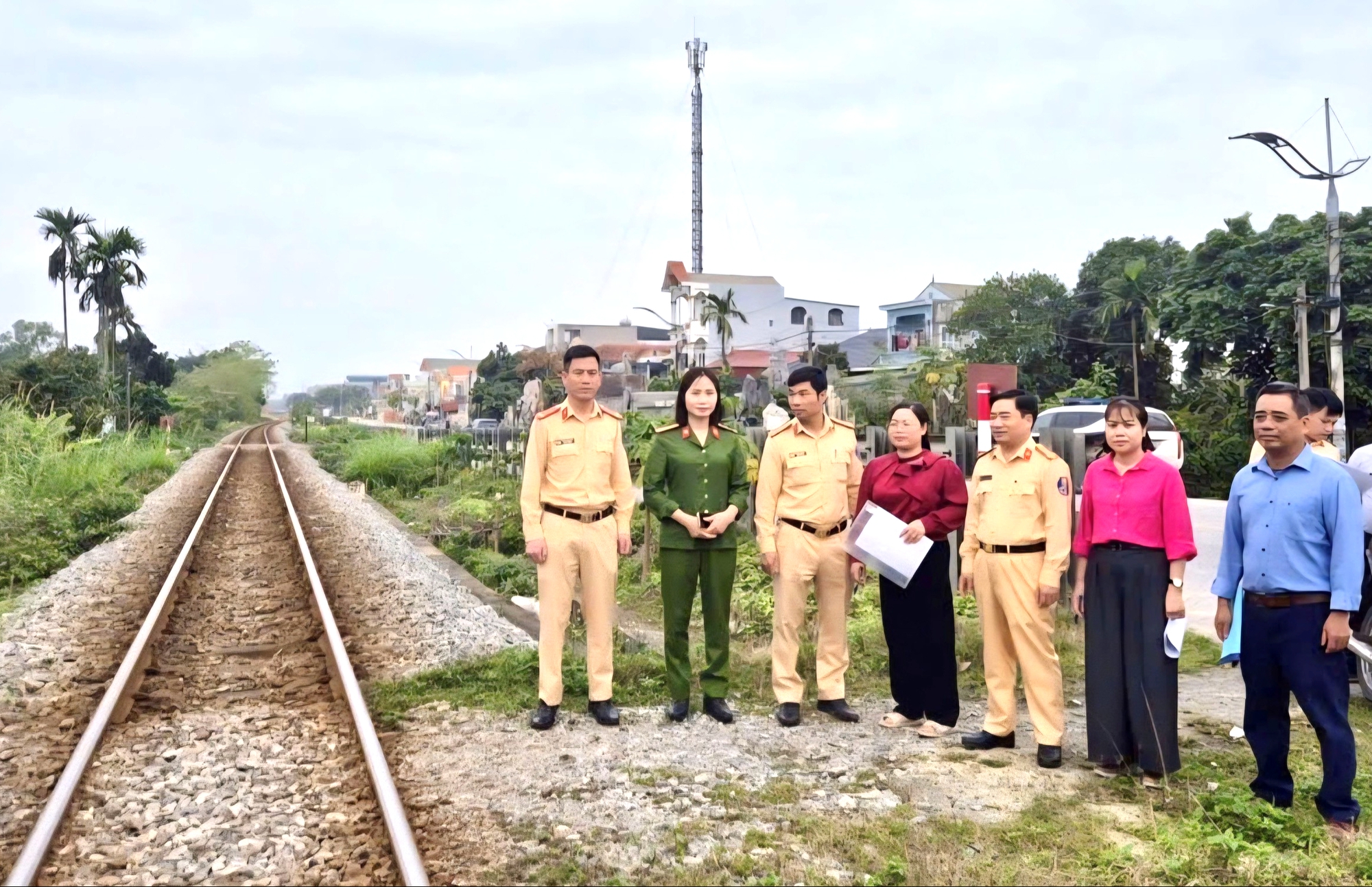 Ninh Bình sẽ đóng 61 lối đi tự mở qua đường sắt, tăng cường bảo đảm an toàn- Ảnh 1. Ninh Bình sẽ đóng 61 lối đi tự mở qua đường sắt, tăng cường bảo đảm an toàn- Ảnh 1.