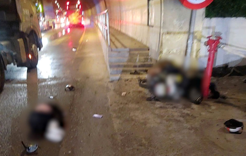 Hiện trường vụ tai nạn làm 2 người tử vong tại chỗ. Hiện trường vụ tai nạn làm 2 người tử vong tại chỗ.