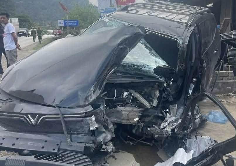 Ô tô con đấu đầu xe khách trên QL6 qua Sơn La, một người bị thương- Ảnh 1. Ô tô con đấu đầu xe khách trên QL6 qua Sơn La, một người bị thương- Ảnh 1.