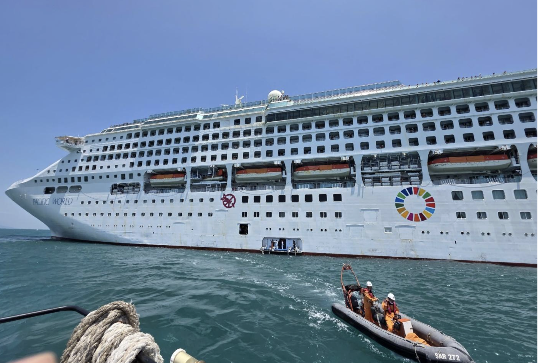 Nỗ lực xuy&ecirc;n đ&ecirc;m cứu du kh&aacute;ch Nhật từ t&agrave;u Pacific World- Ảnh 1.