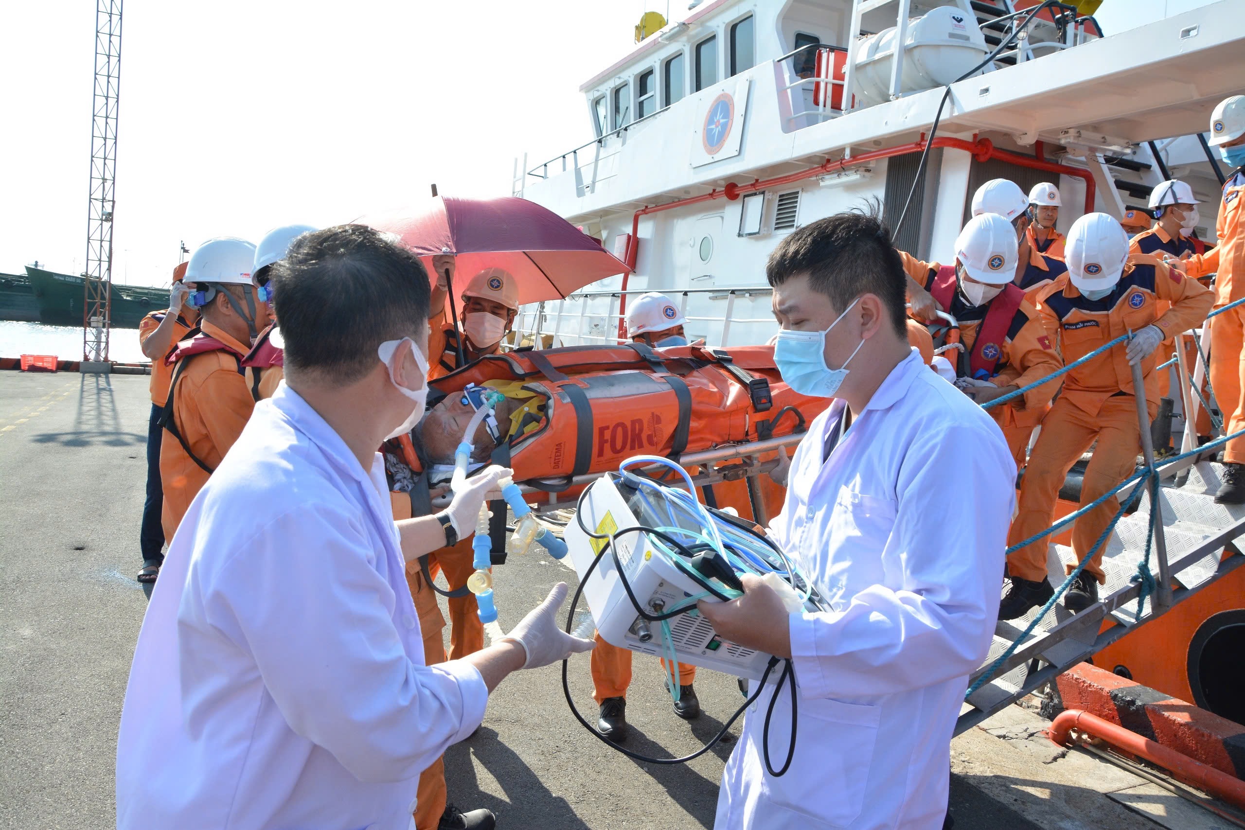 Nỗ lực xuy&ecirc;n đ&ecirc;m cứu du kh&aacute;ch Nhật từ t&agrave;u Pacific World- Ảnh 3.