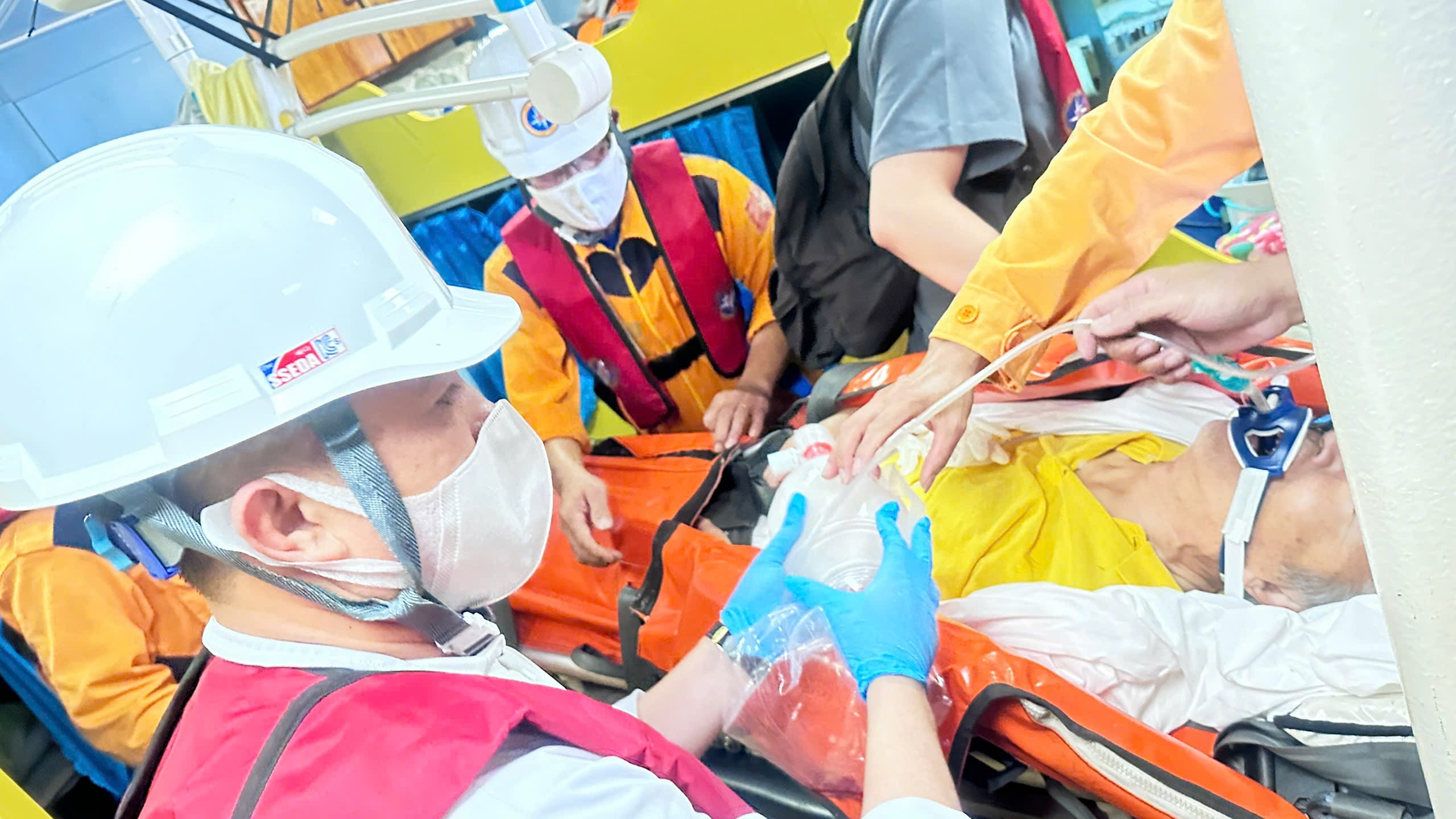 Nỗ lực xuy&ecirc;n đ&ecirc;m cứu du kh&aacute;ch Nhật từ t&agrave;u Pacific World- Ảnh 2.