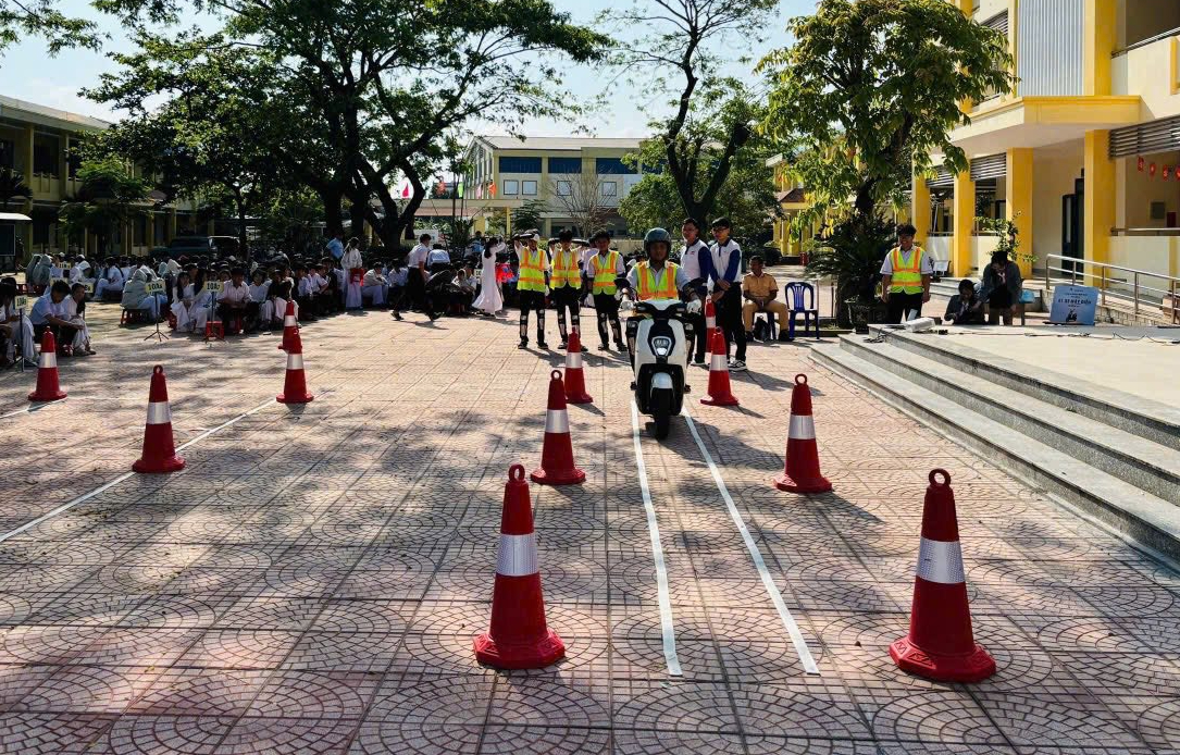 Tuy&ecirc;n truyền về trật tự ATGT cho h&agrave;ng ngh&igrave;n học sinh miền n&uacute;i- Ảnh 2.