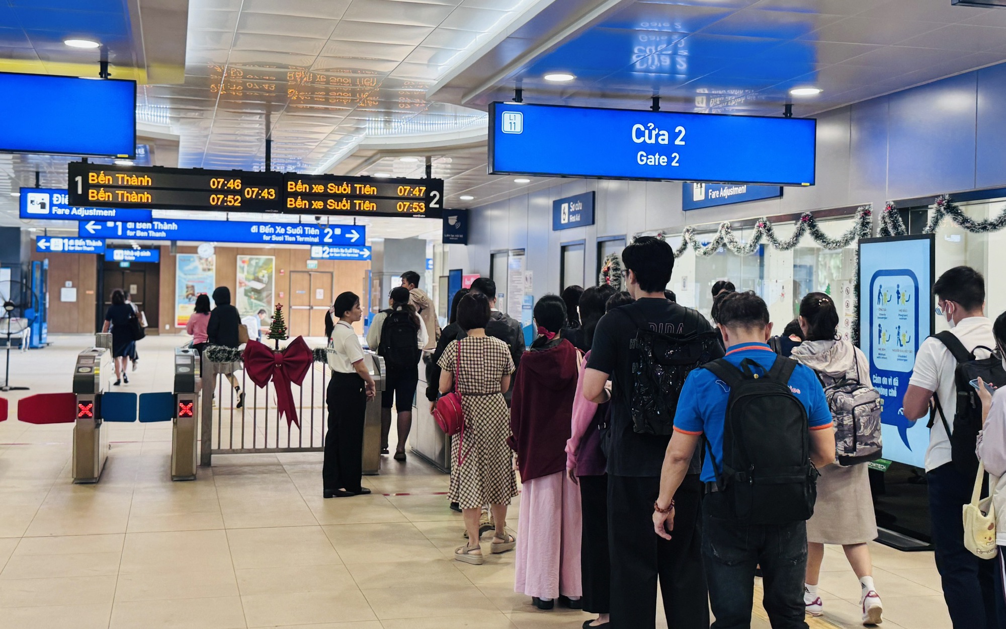 Kh&aacute;ch đi metro, xe bu&yacute;t TP.HCM tăng mạnh khi gi&aacute; xăng leo thang