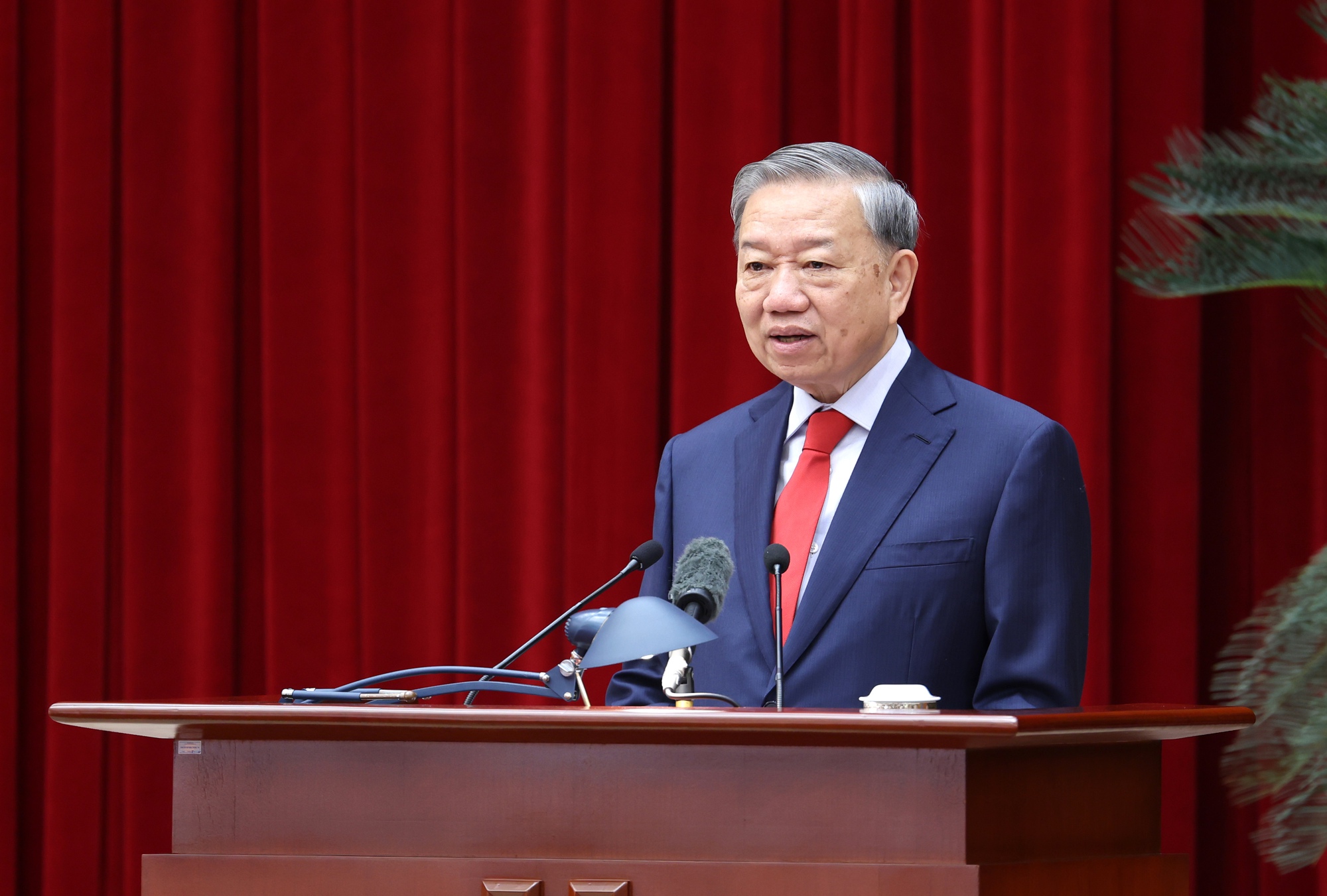 Khai mạc trọng thể Hội nghị Trung ương lần thứ 2 khóa XIV- Ảnh 2. Khai mạc trọng thể Hội nghị Trung ương lần thứ 2 khóa XIV- Ảnh 2.