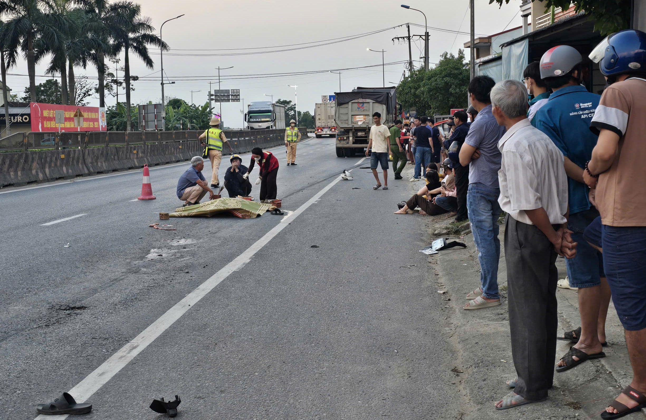 Người đ&agrave;n &ocirc;ng đi xe m&aacute;y điện tử vong sau va chạm với &ocirc; t&ocirc; đầu k&eacute;o ở Quảng Trị- Ảnh 1.