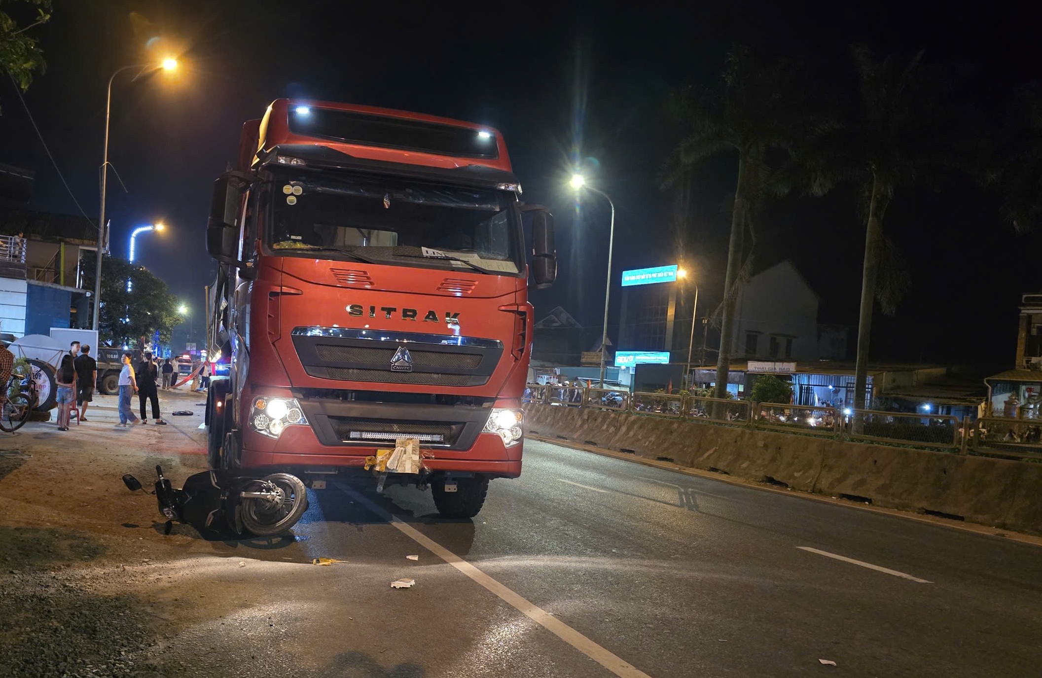 Người đ&agrave;n &ocirc;ng đi xe m&aacute;y điện tử vong sau va chạm với &ocirc; t&ocirc; đầu k&eacute;o ở Quảng Trị- Ảnh 3.