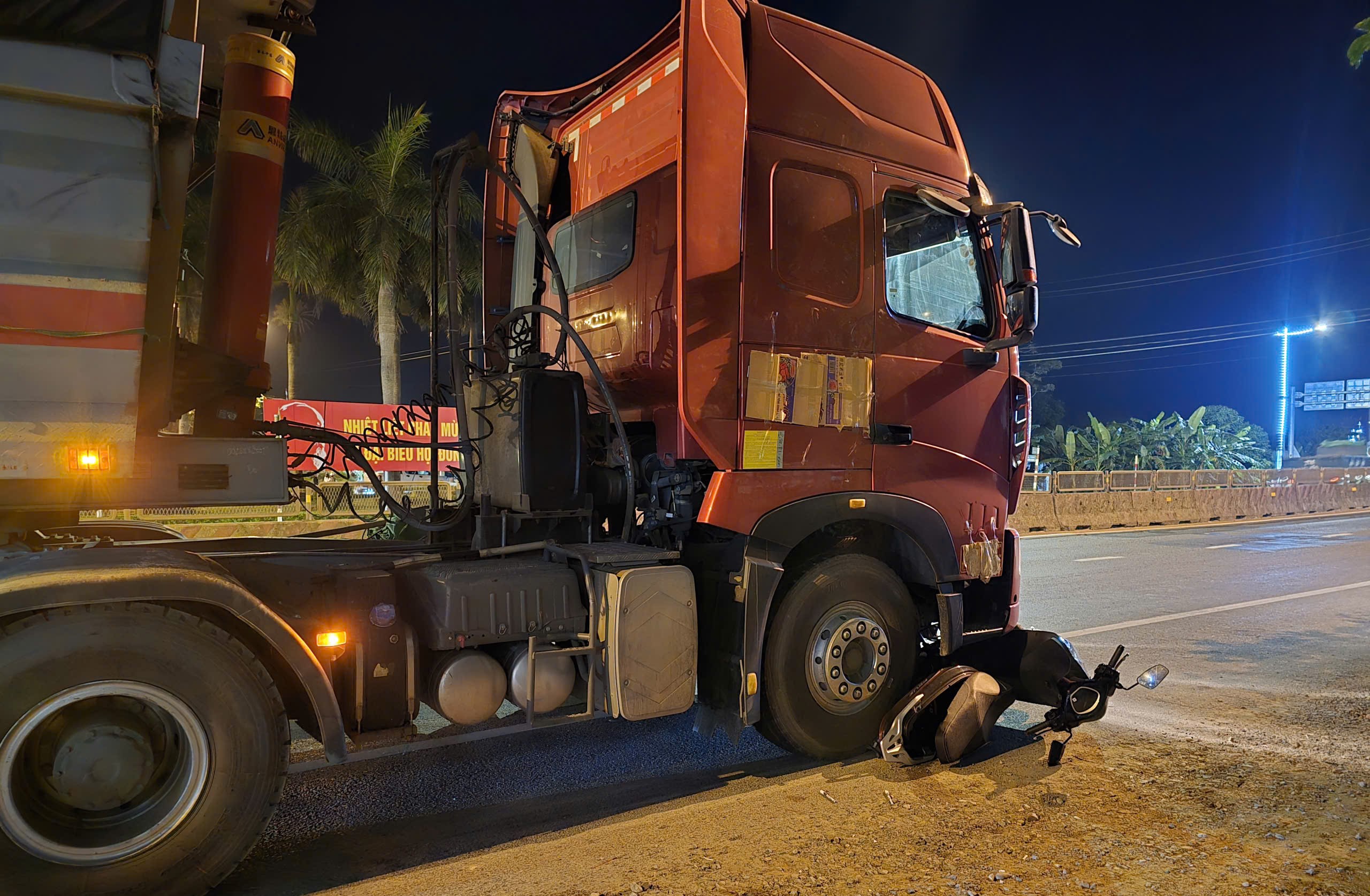 Người đ&agrave;n &ocirc;ng đi xe m&aacute;y điện tử vong sau va chạm với &ocirc; t&ocirc; đầu k&eacute;o ở Quảng Trị- Ảnh 4.