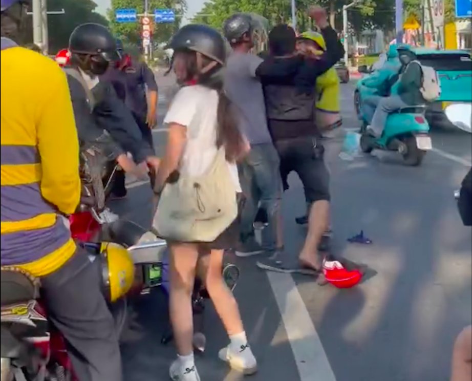 TP.HCM: C&ocirc;ng an v&agrave;o cuộc vụ hai thanh ni&ecirc;n đ&aacute;nh nhau tr&ecirc;n đường Mai Ch&iacute; Thọ- Ảnh 1.