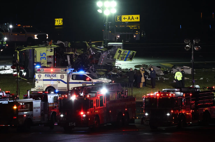 Mỹ điều tra vụ m&aacute;y bay va chạm với xe cứu hoả tại s&acirc;n bay LaGuardia- Ảnh 2.