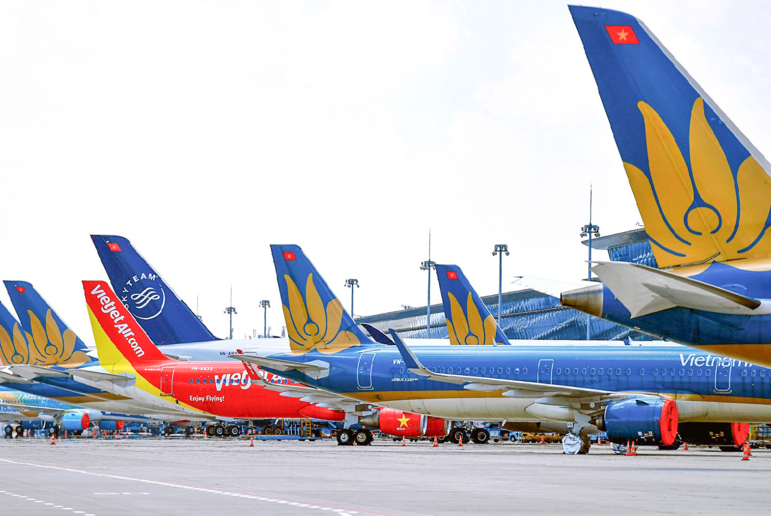 Hàng không Việt “căng mình” trước biến động nhiên liệu toàn cầu- Ảnh 1. Hàng không Việt “căng mình” trước biến động nhiên liệu toàn cầu- Ảnh 1.